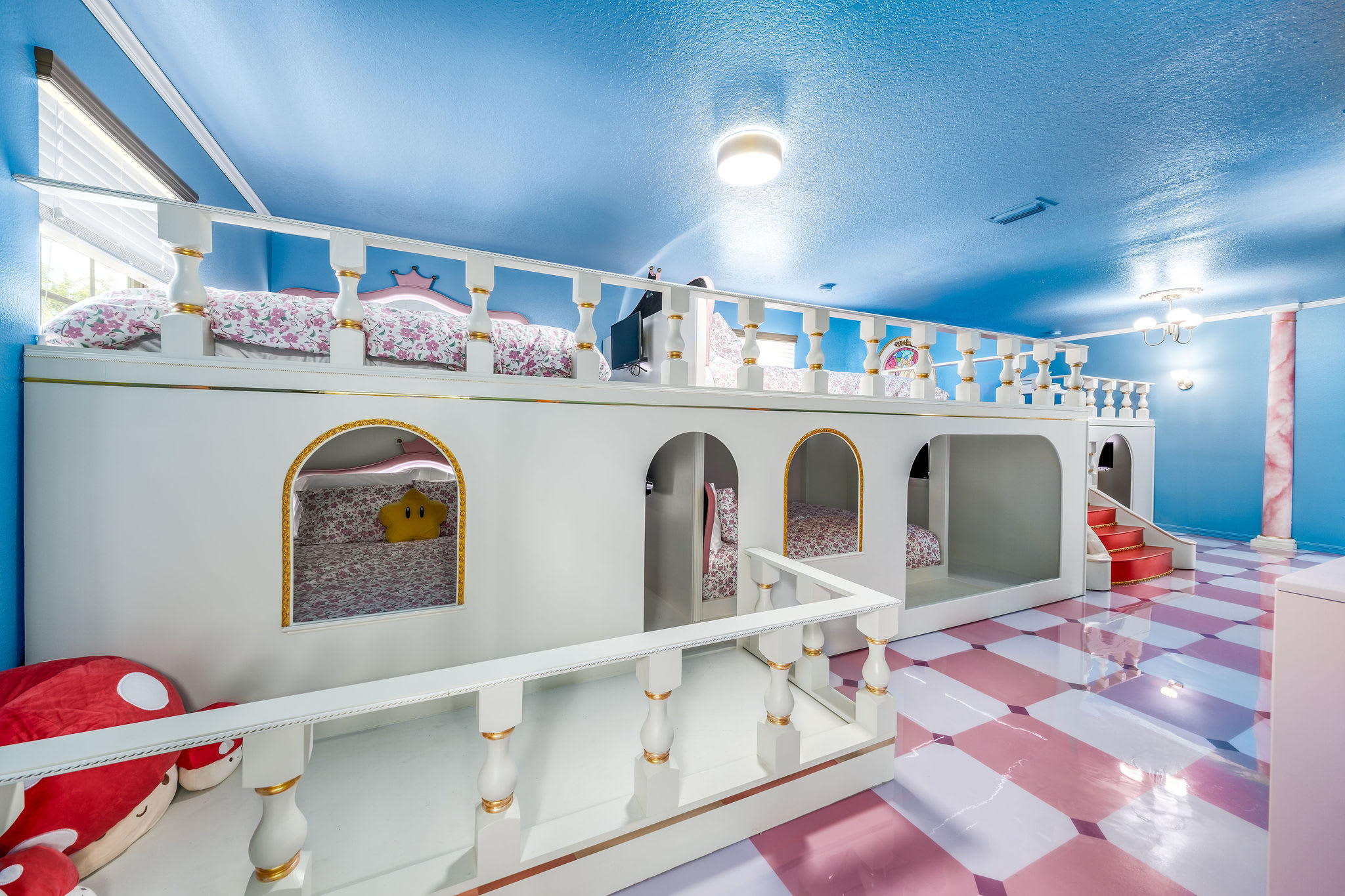 Large retreat w/ pvt pool & cinema