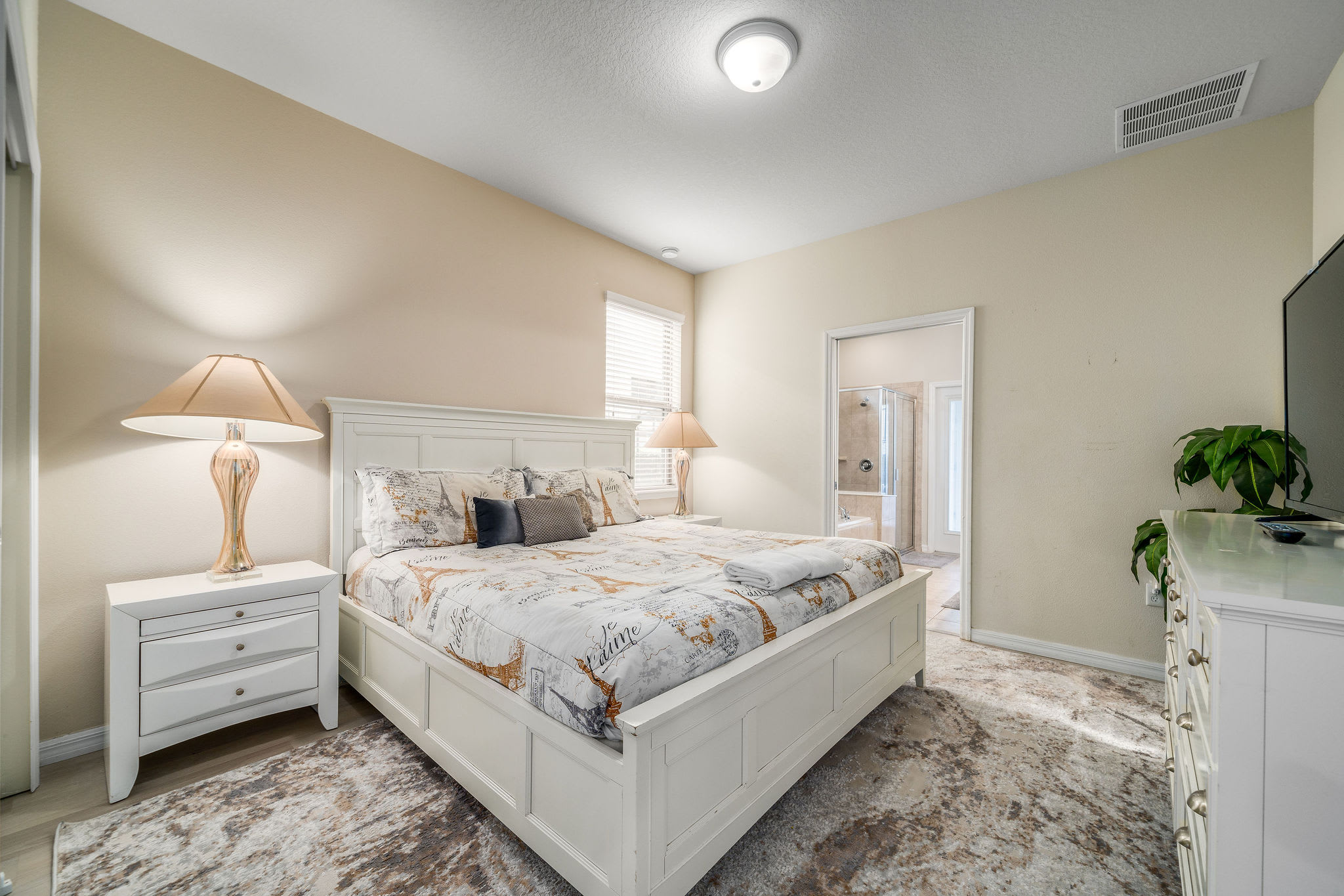 Large retreat w/ pvt pool & cinema