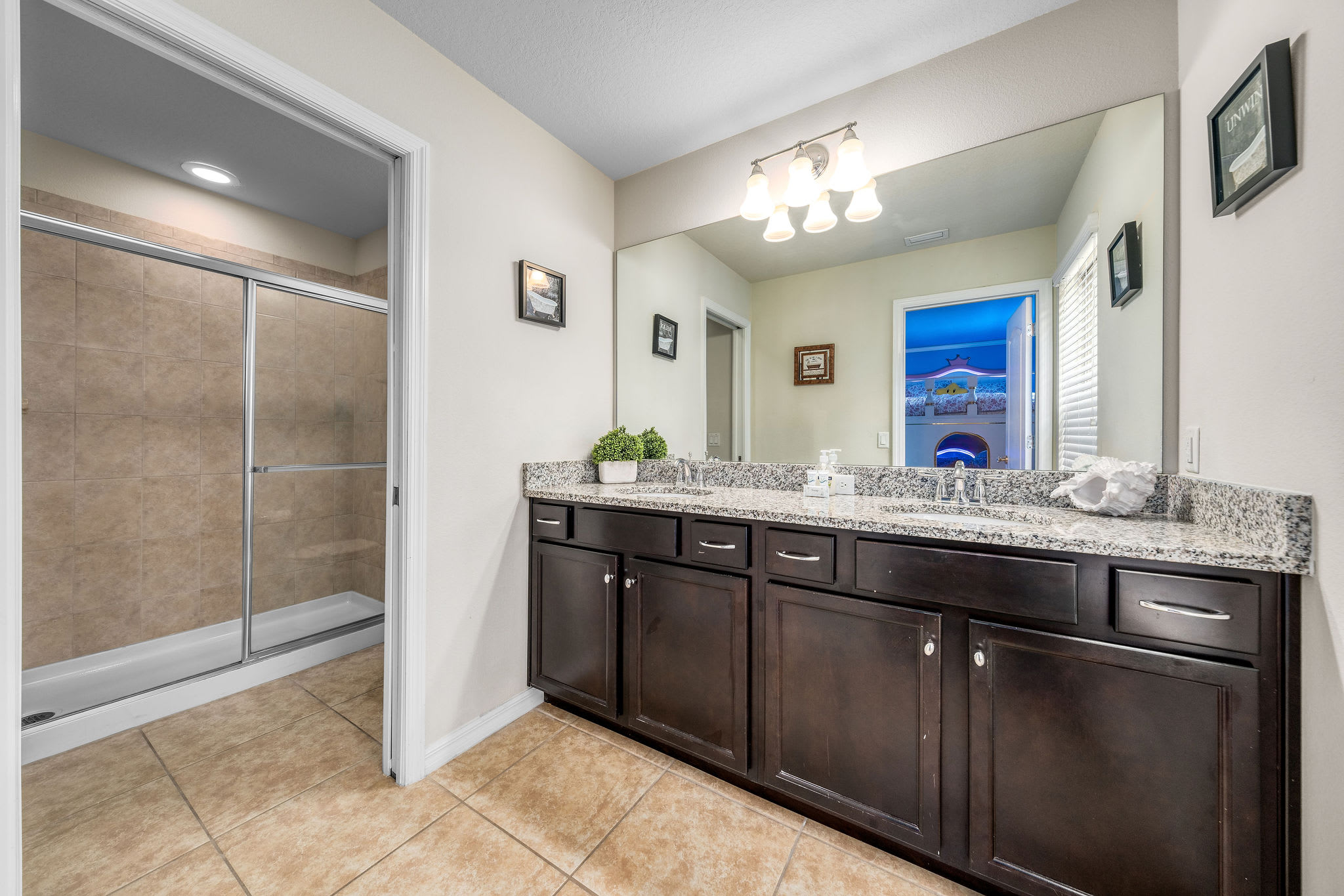 Large retreat w/ pvt pool & cinema