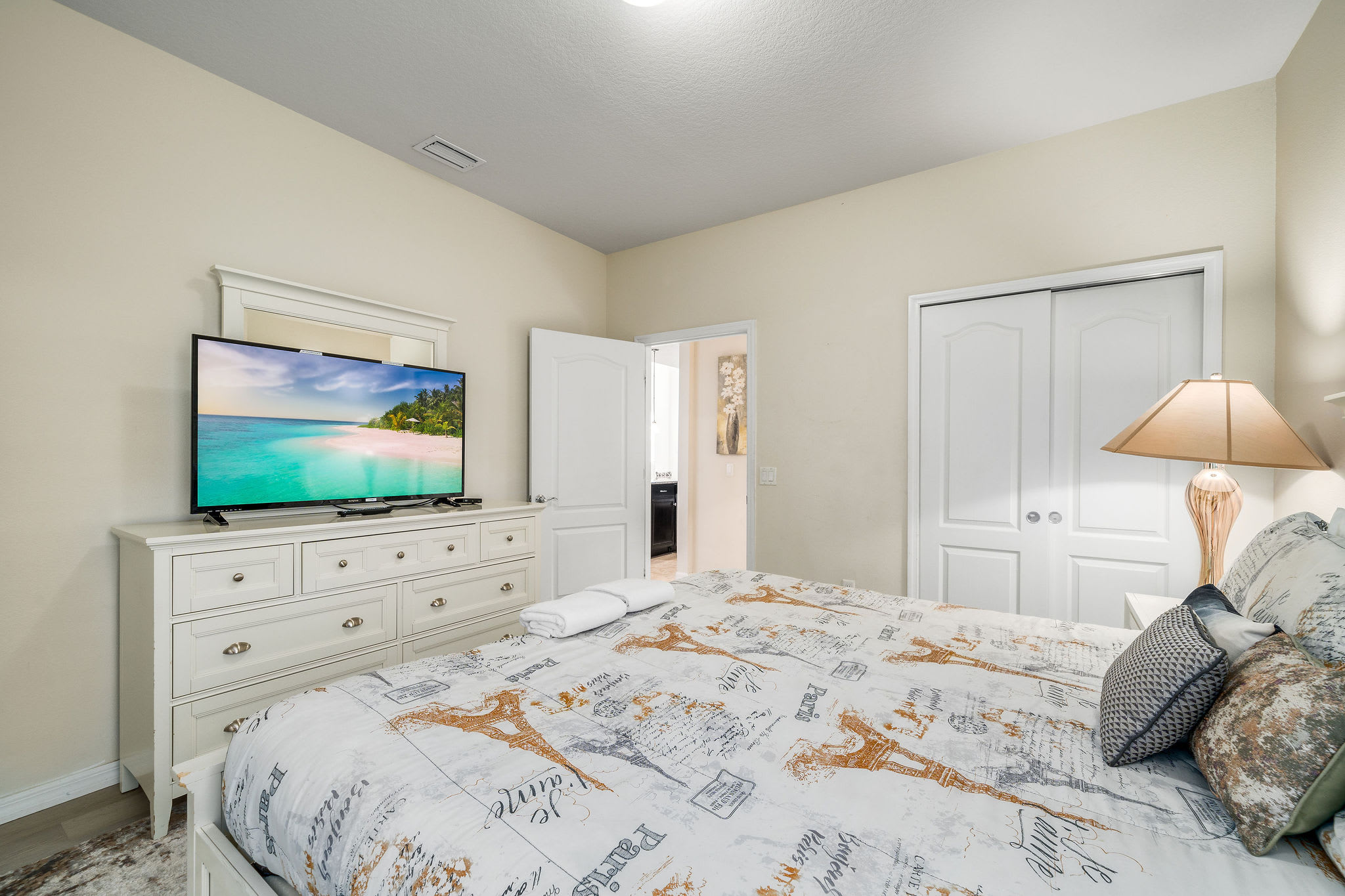 Large retreat w/ pvt pool & cinema