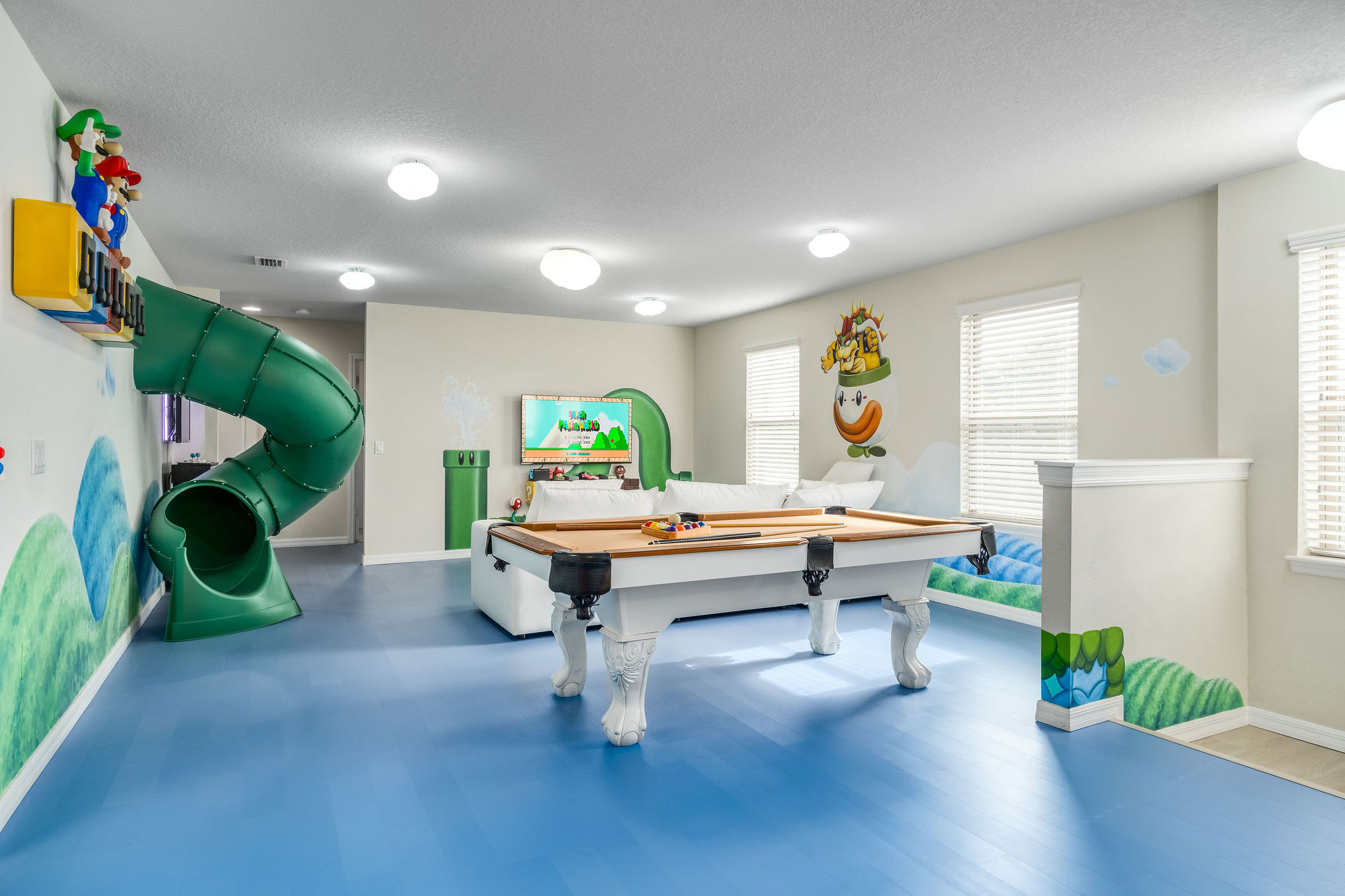 Large retreat w/ pvt pool & cinema