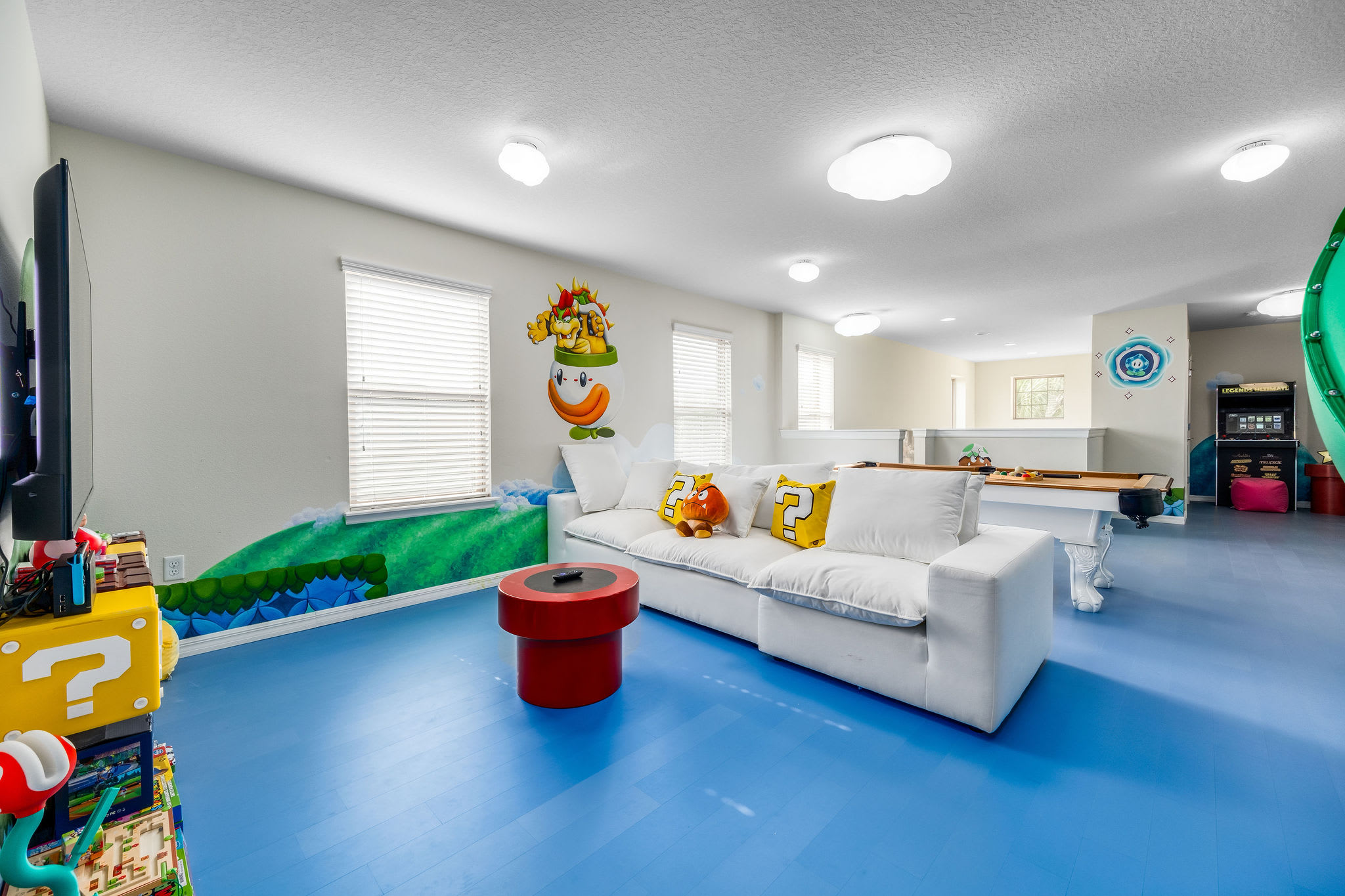 Large retreat w/ pvt pool & cinema