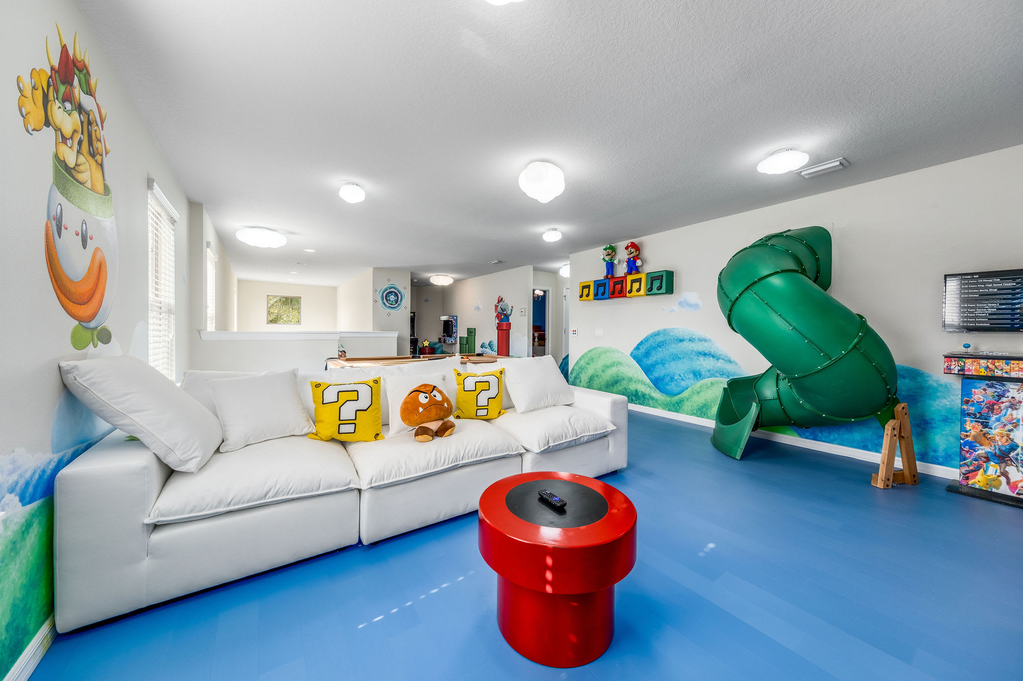 Large retreat w/ pvt pool & cinema