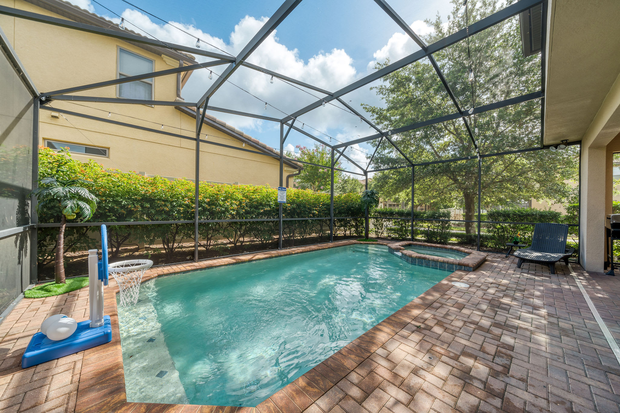 Large retreat w/ pvt pool & cinema