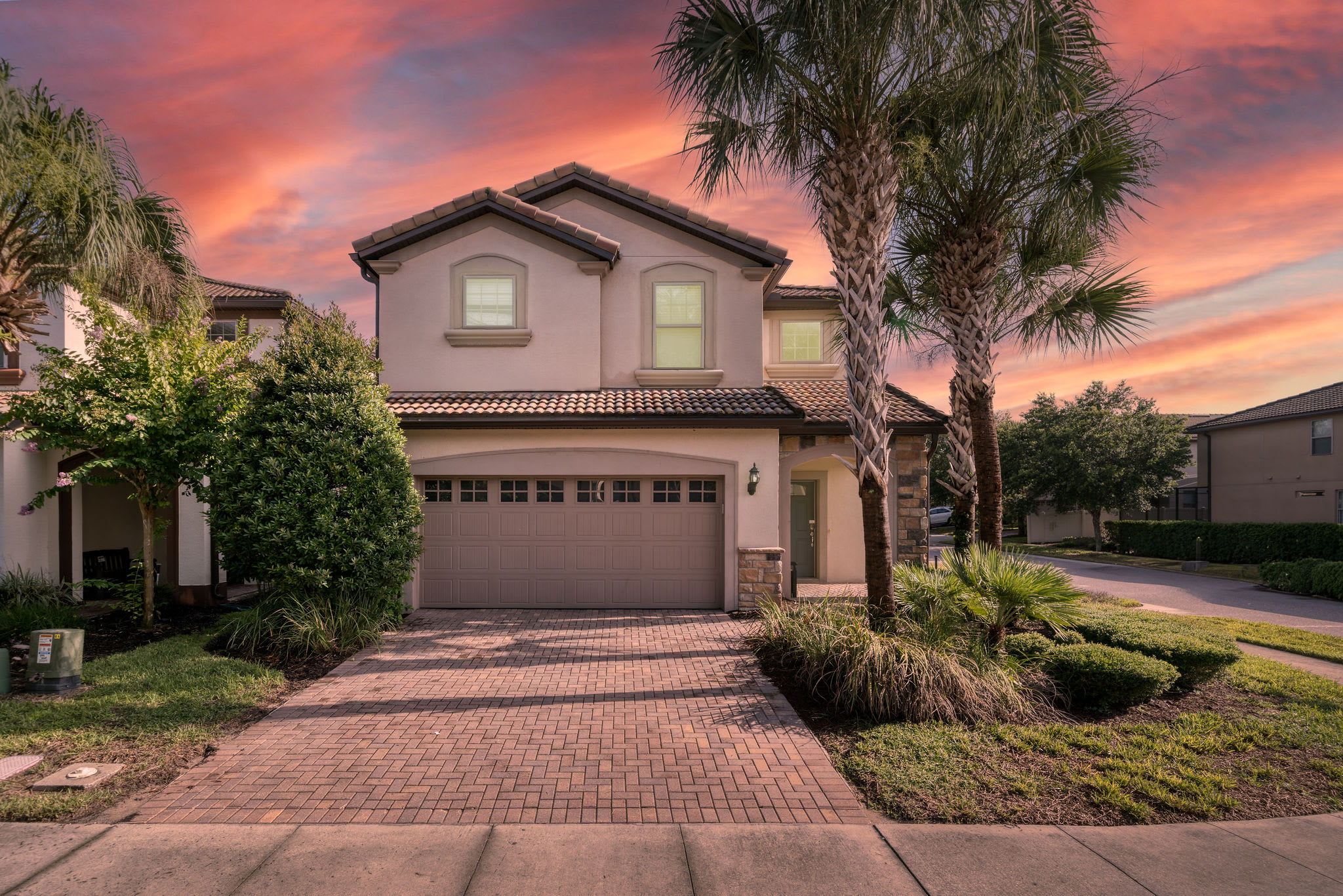 Large retreat w/ pvt pool & cinema