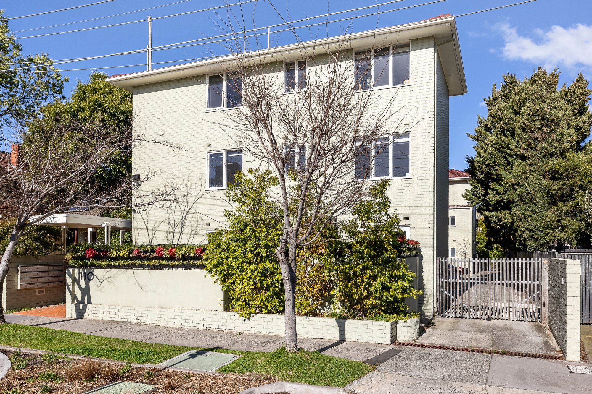 Windsor Apartments - One Bedroom with Parking