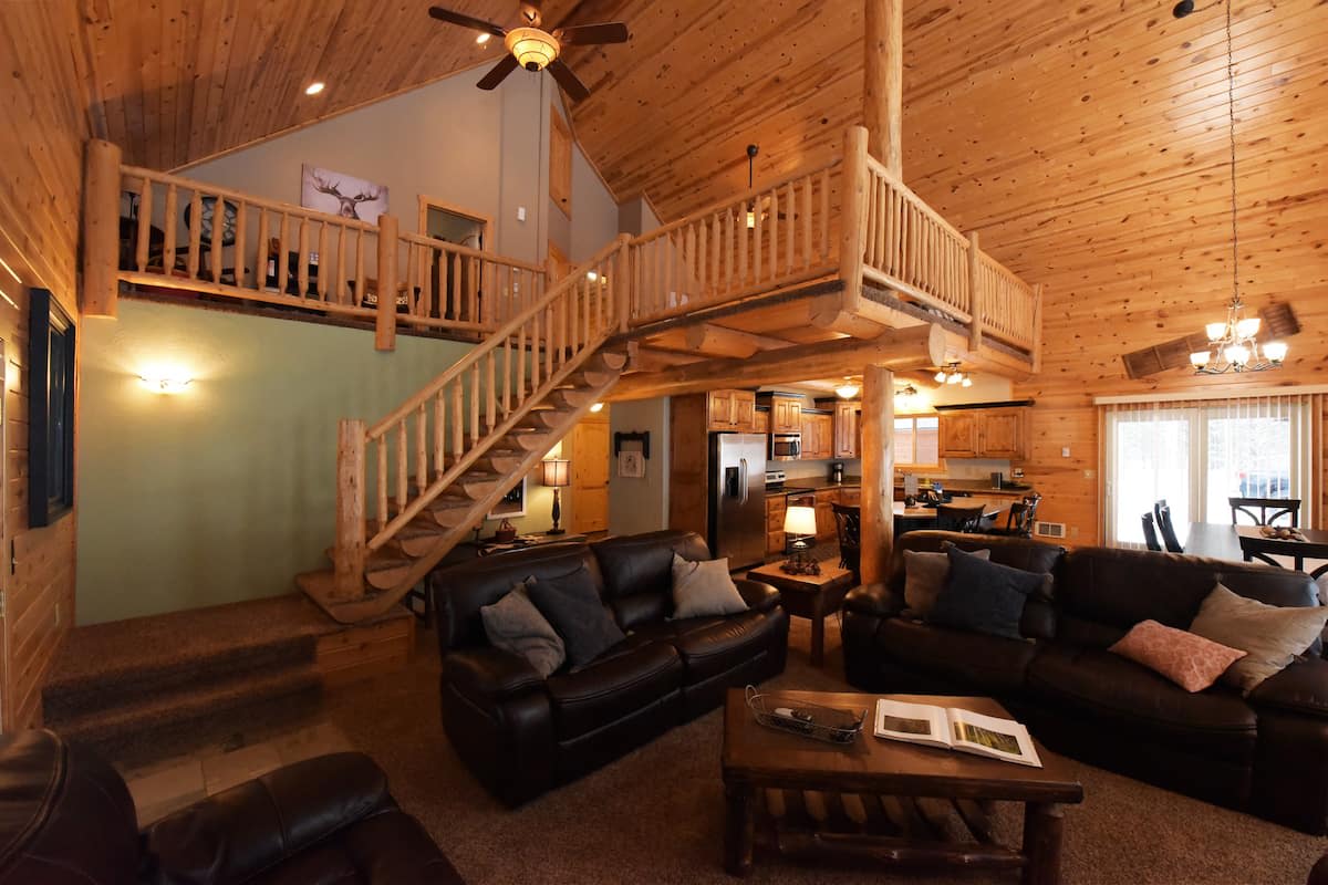 White Moose Cabin, Hot Tub, 22 Miles to Yellowstone