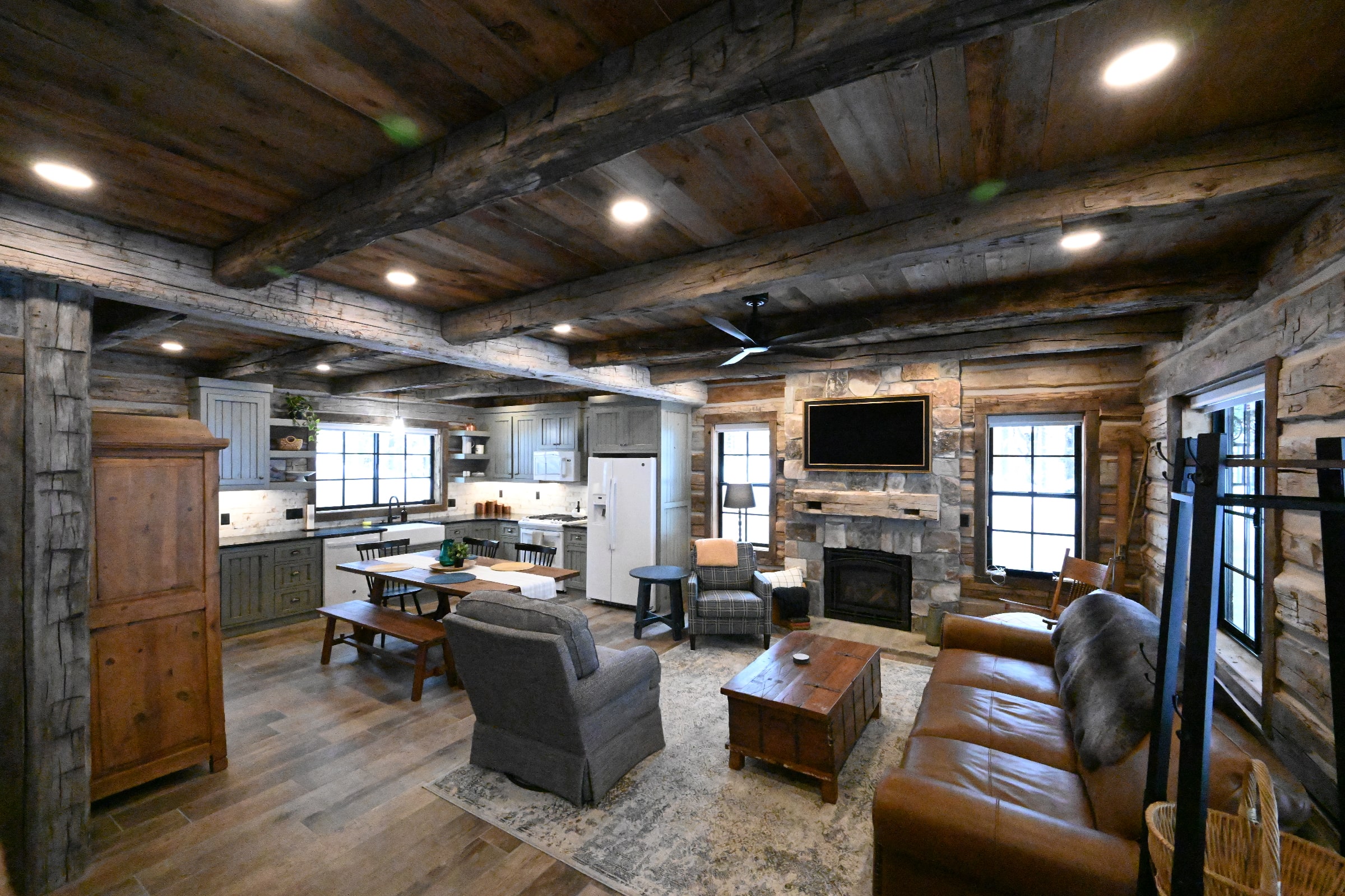 *New* Custom 19th Century Era Look | Sleeps 8 | Hot Tub | 25 Miles to Yellowstone! — Island Park, ID — vacation rental