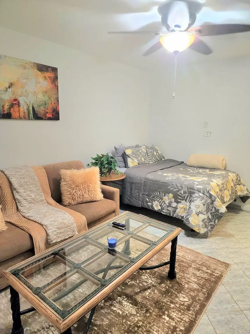 Cozy 2BR Hollywood Apartment, 2 Baths, Sleeps 6