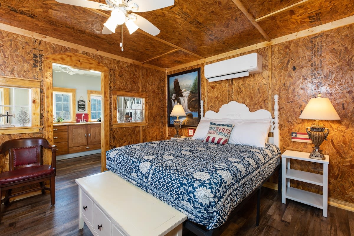 Cozy Cottage Escape Near the Lake