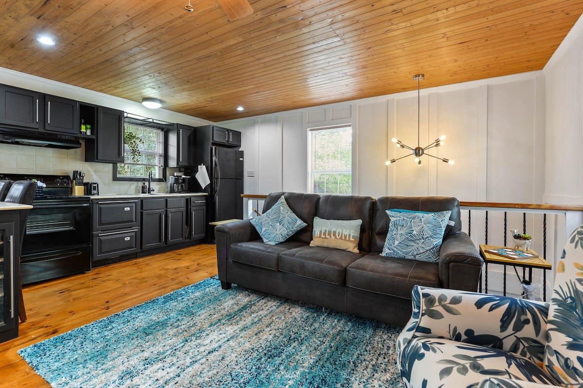 Bare Feet Bungalow -Close to beach & dog friendly — Gulfport, MS — vacation rental
