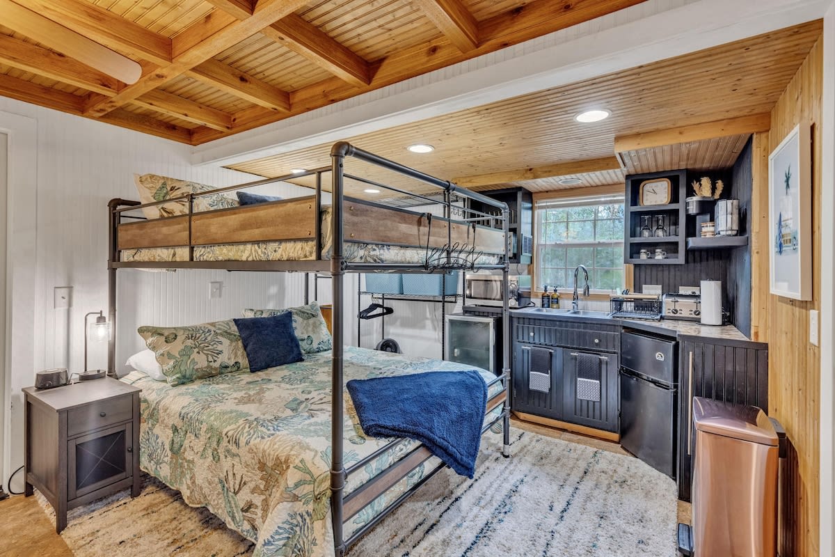Bare Feet Bunkhouse-Close to beach & dog friendly — Gulfport, MS — vacation rental