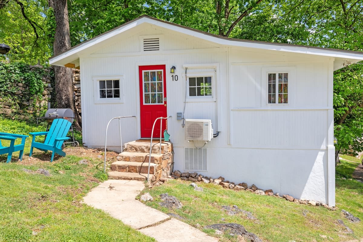 Escape the Rush in this Cozy Cottage Retreat