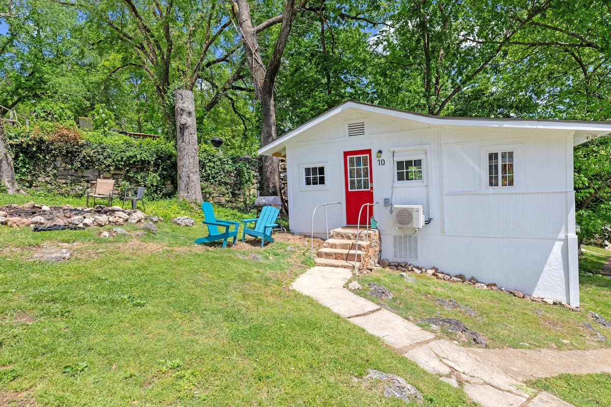 Historic Water's Edge Cottage 10 — Rockaway Beach, MO — vacation rental