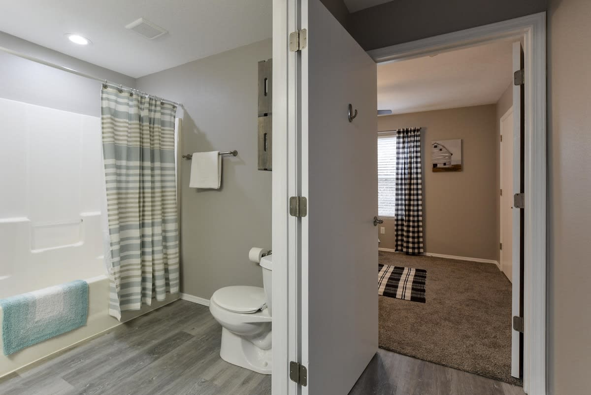 Bathroom located between Queen & King bedrooms