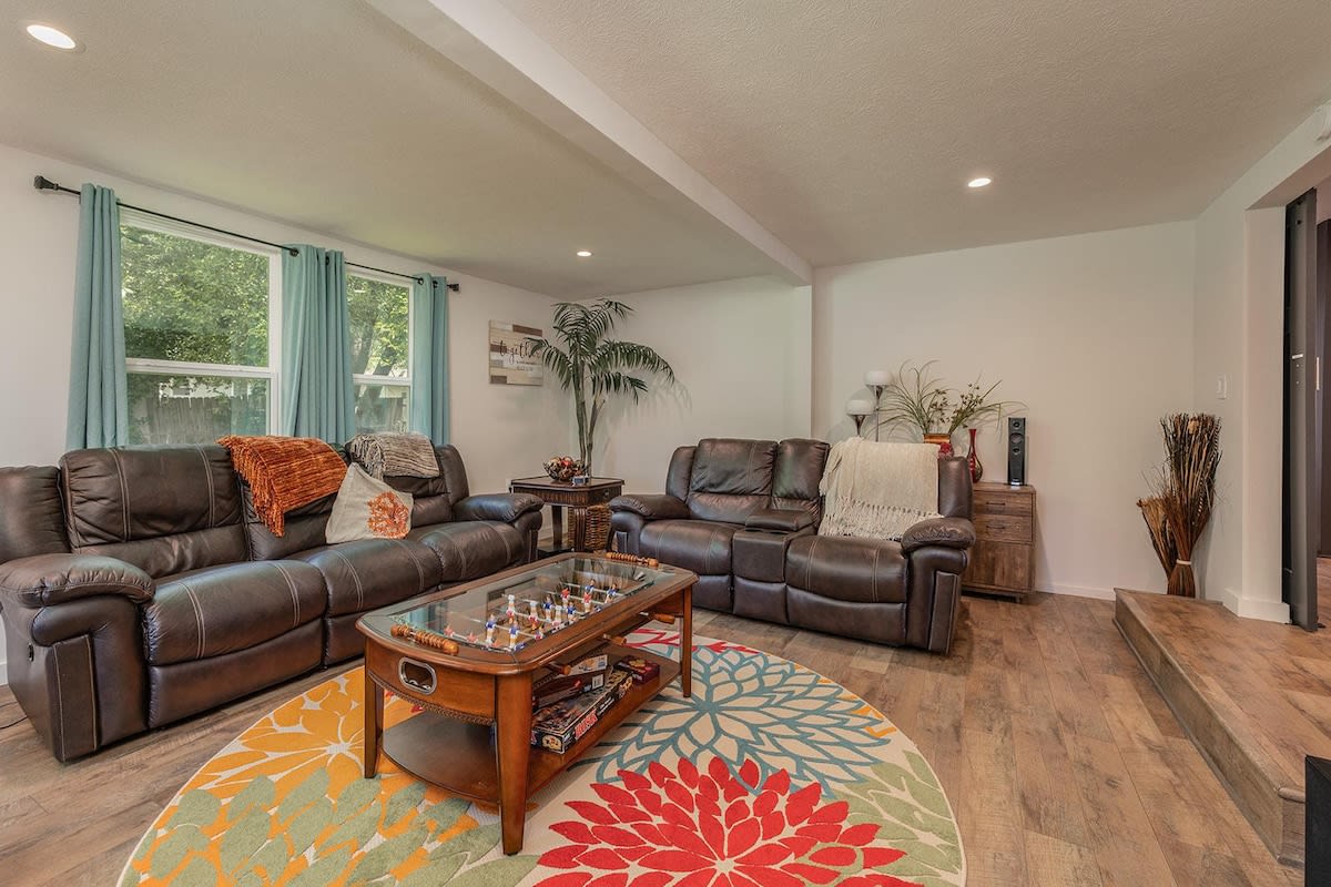 Greystone Home -Excellent location Updated Style! — Springfield, MO — vacation rental