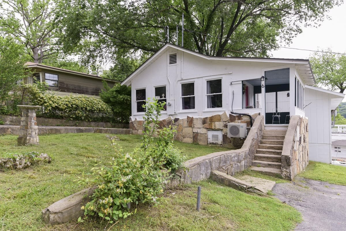 Historic Water's Edge Cottage 6 — Rockaway Beach, MO — vacation rental