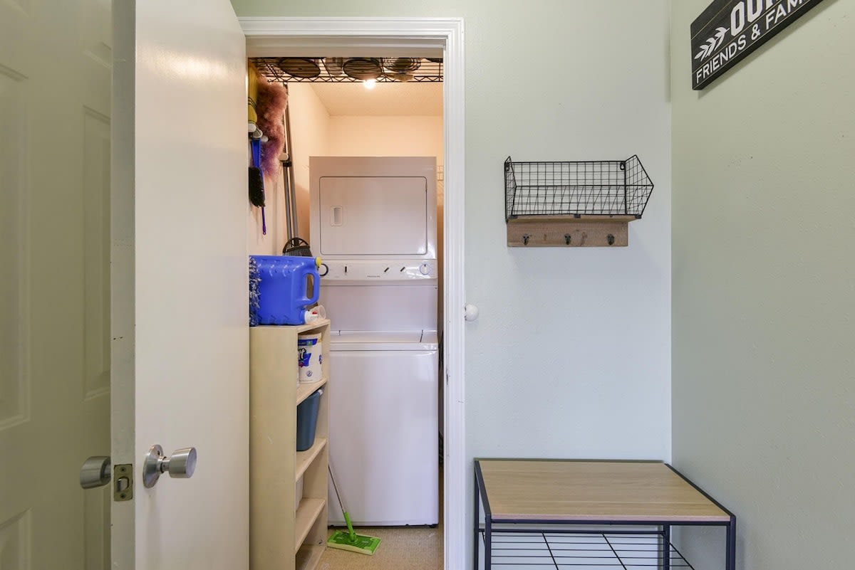 On-site washer & dryer.
