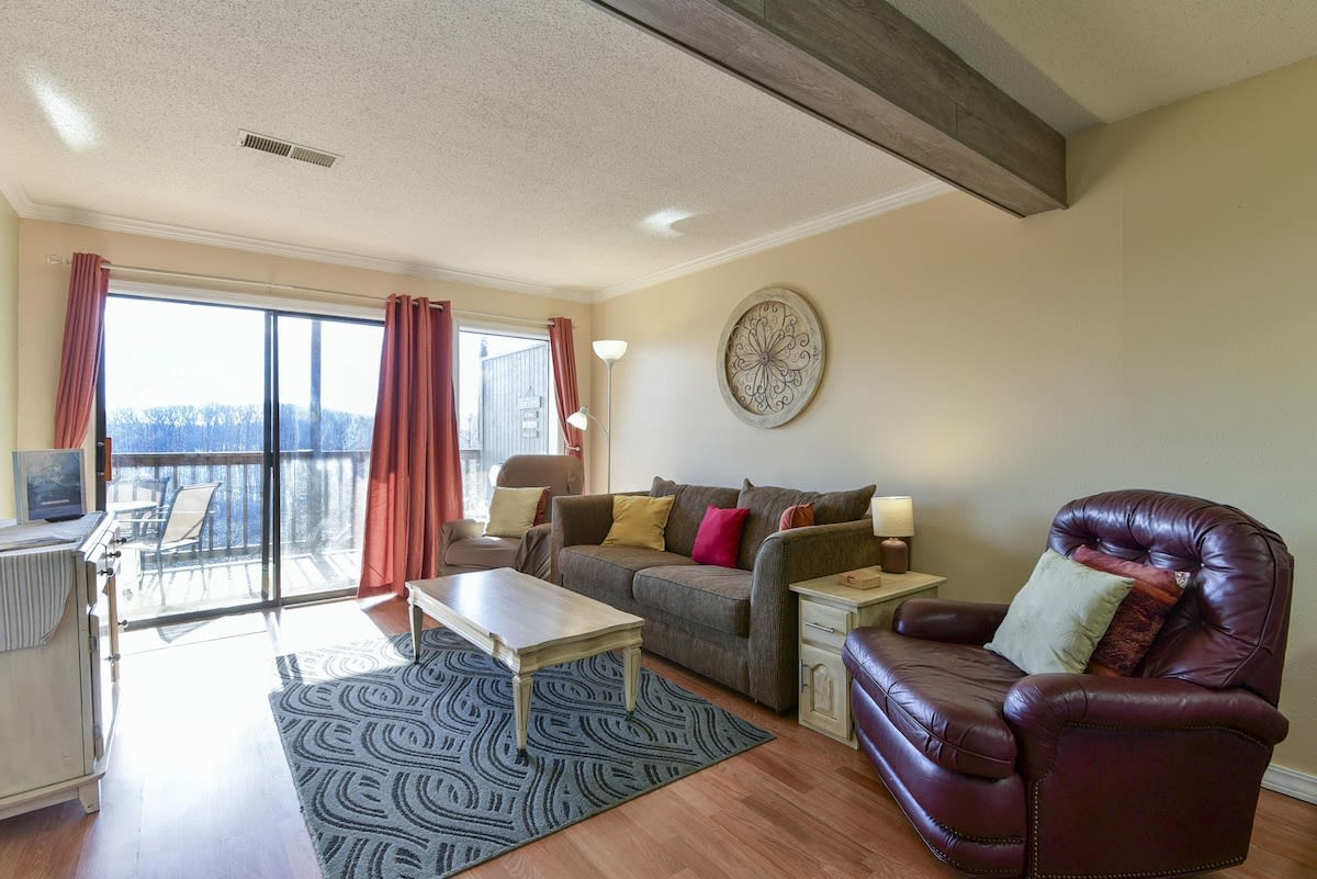 Mountain Getaway- Outdoor Pool! Hiking Trails! — Reeds Spring, MO — vacation rental