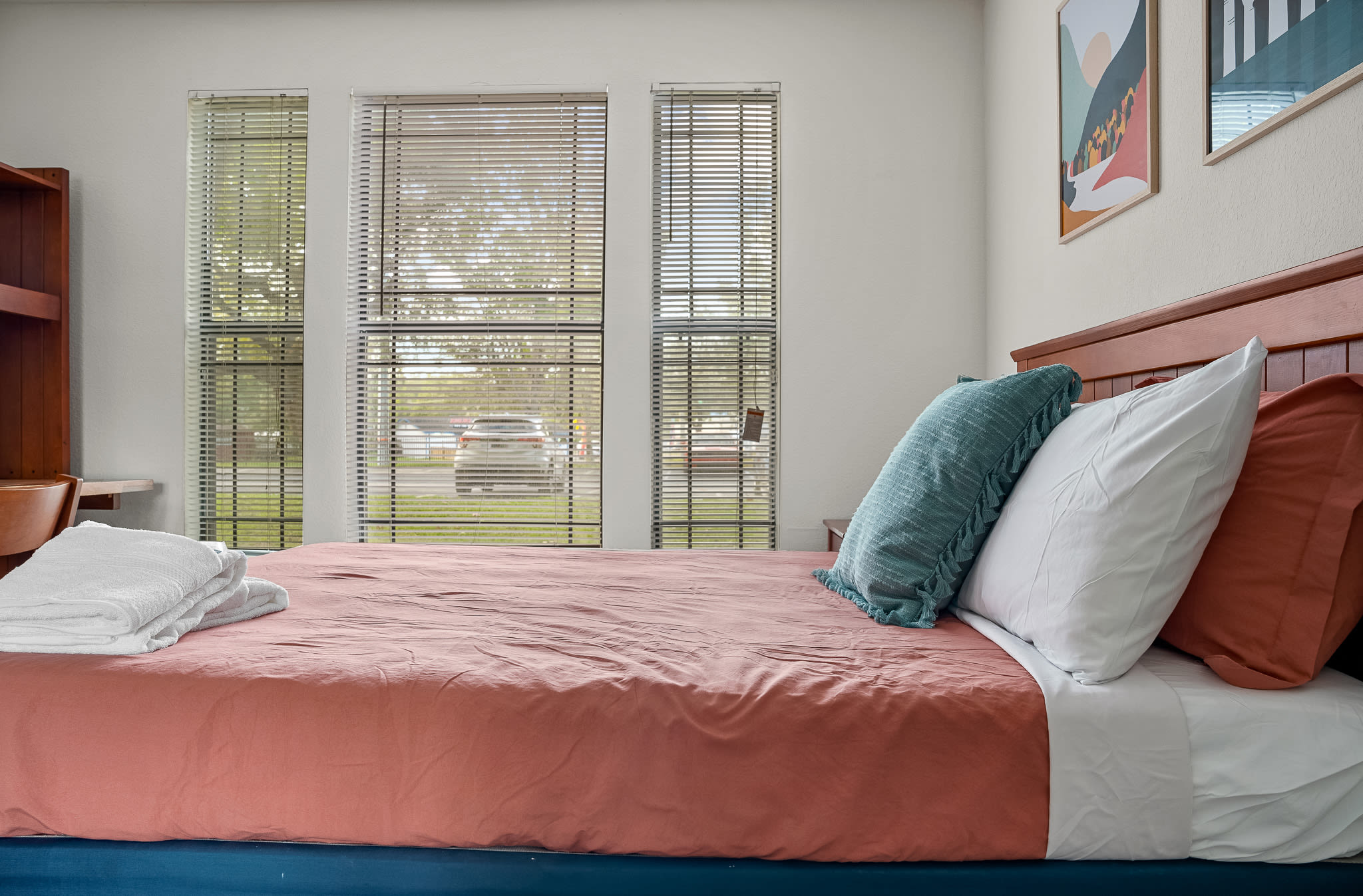 2 MI to USF! Pet Friendly! Pool and Gym!