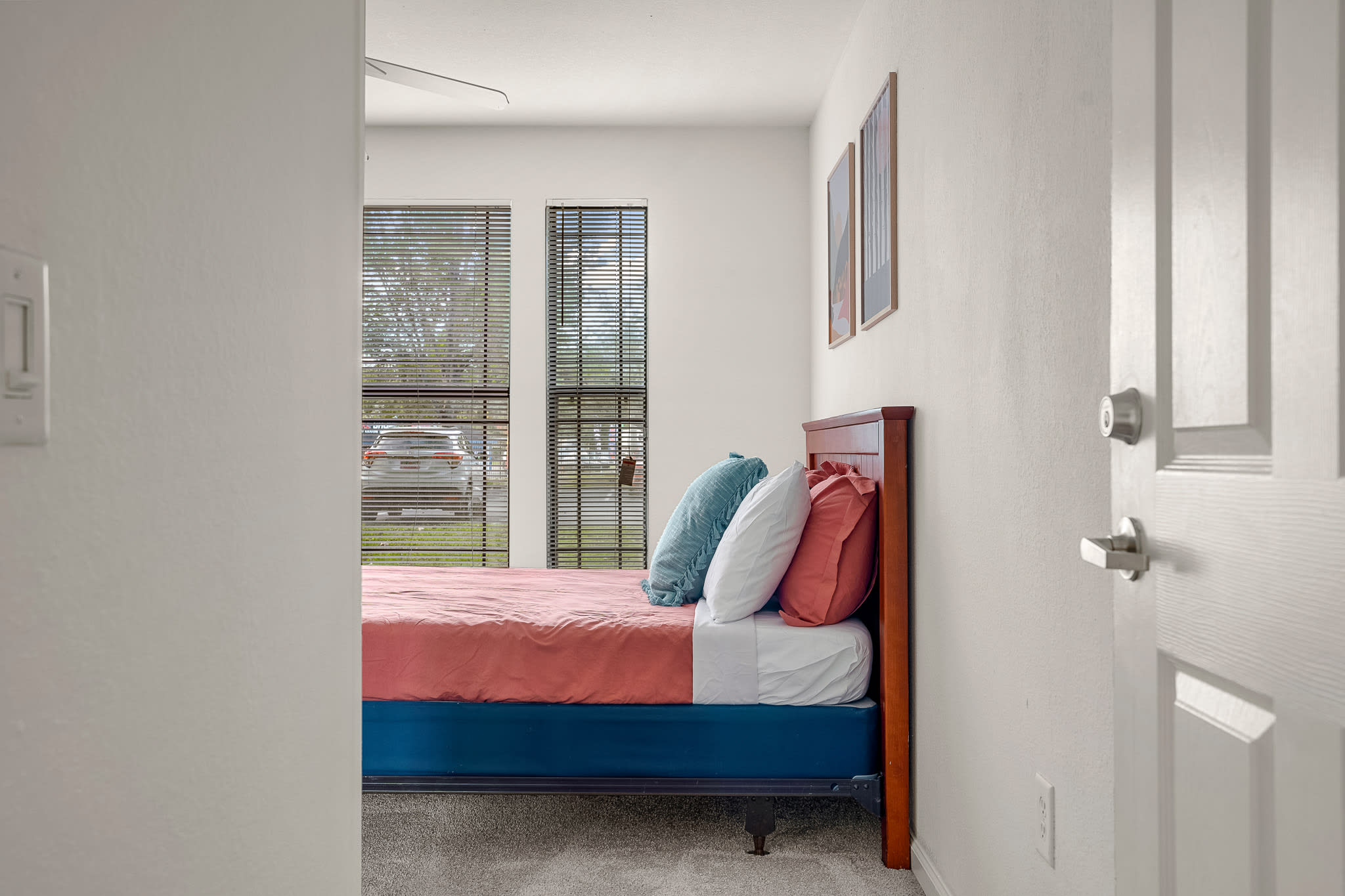 2 MI to USF! Pet Friendly! Pool and Gym!