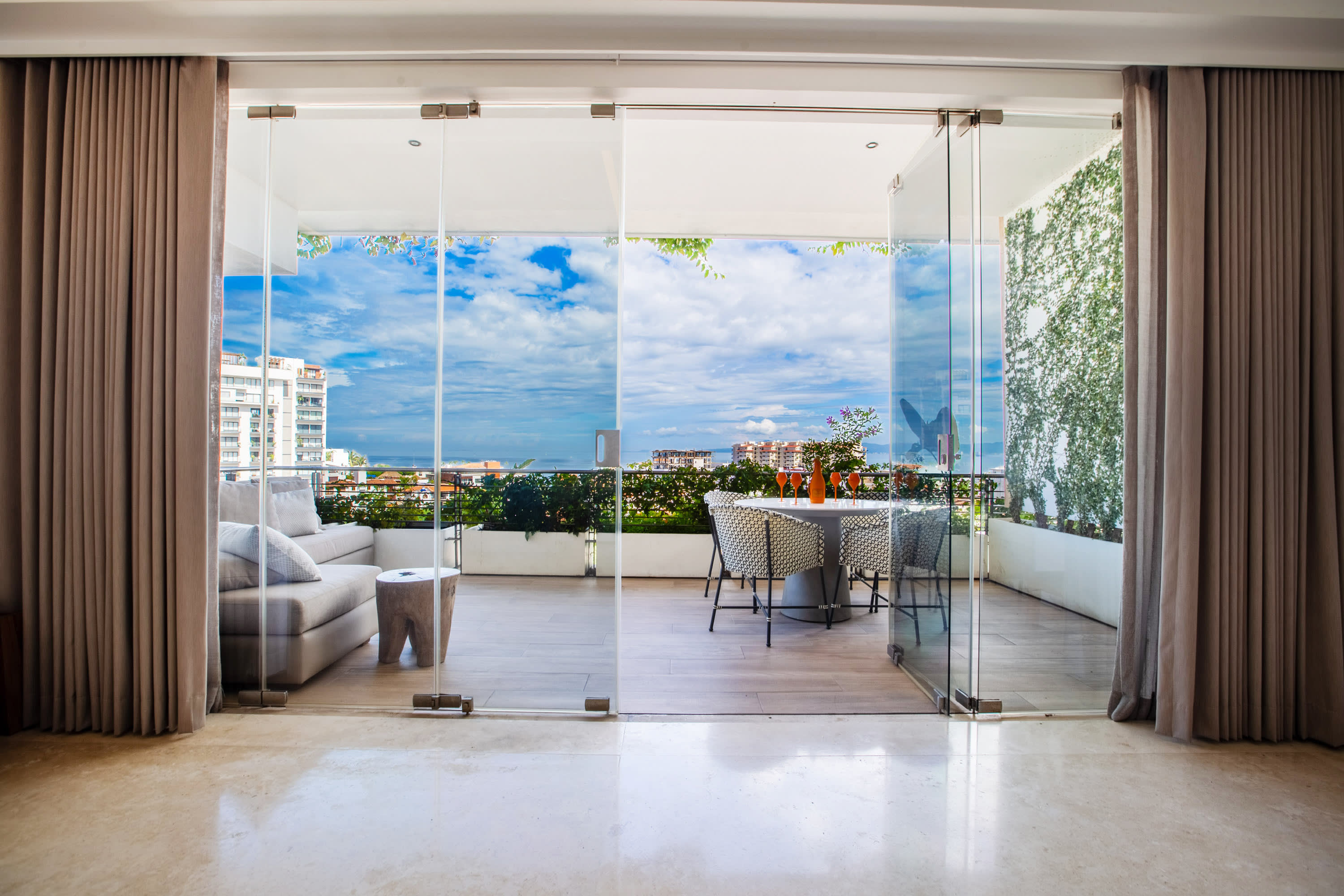 AMAZING MODERN CONDO IN THE HEART of ROMANTIC ZONE!!