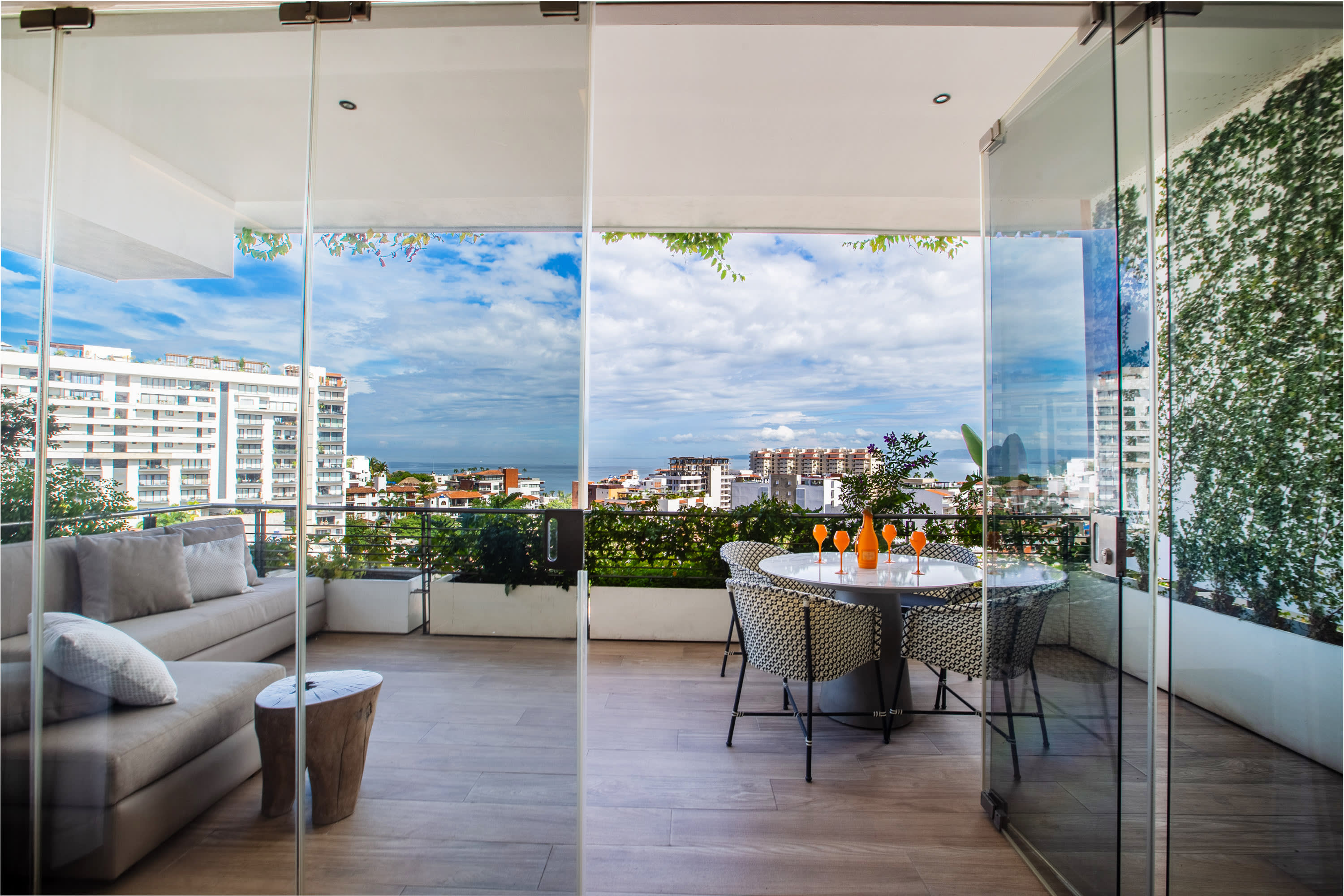 AMAZING MODERN CONDO IN THE HEART of ROMANTIC ZONE!!