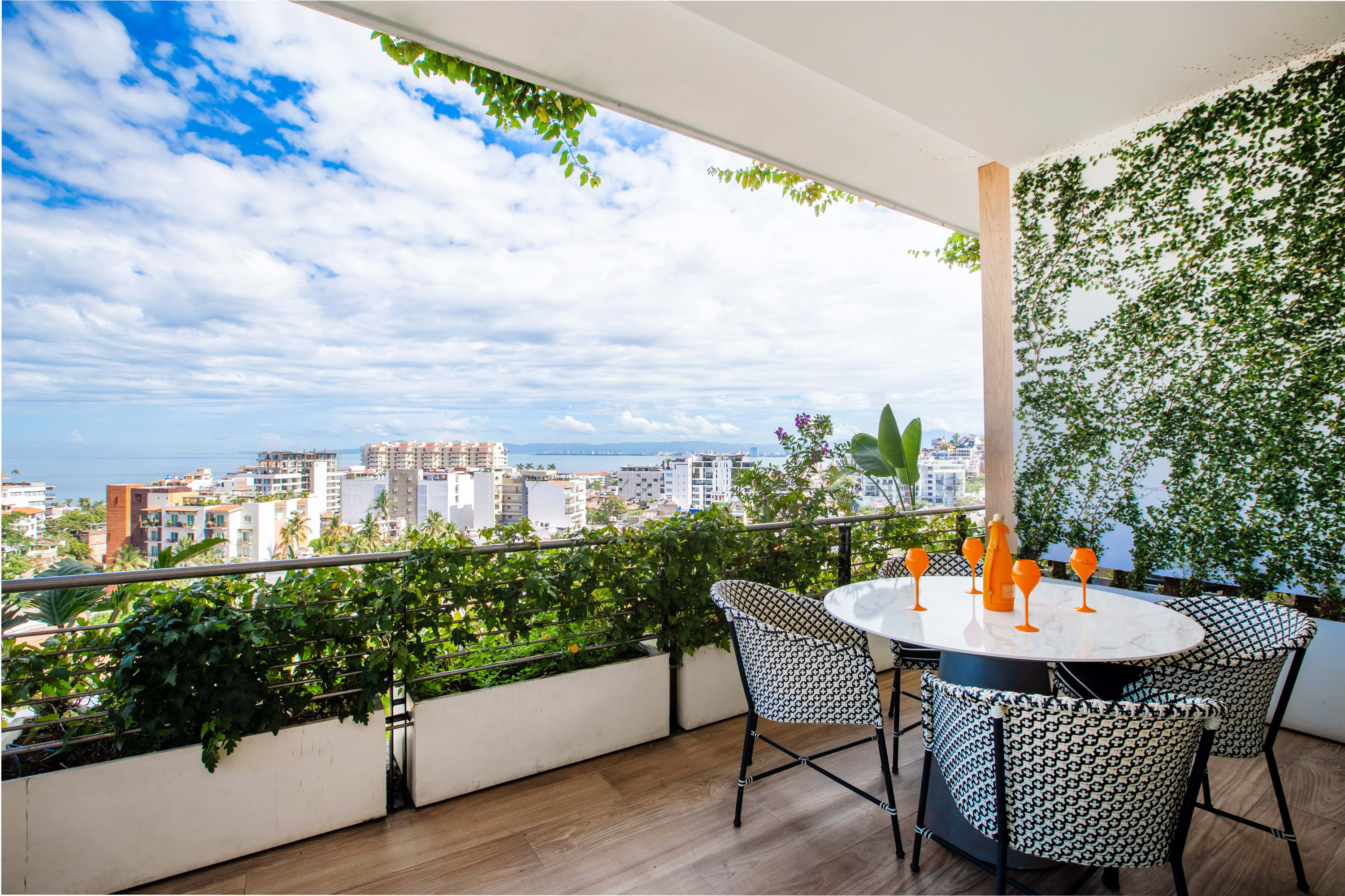 AMAZING MODERN CONDO IN THE HEART of ROMANTIC ZONE!!