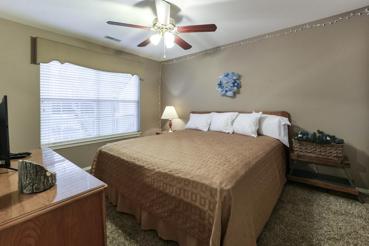 Guest bedroom - with attached access to the main shared bathroom