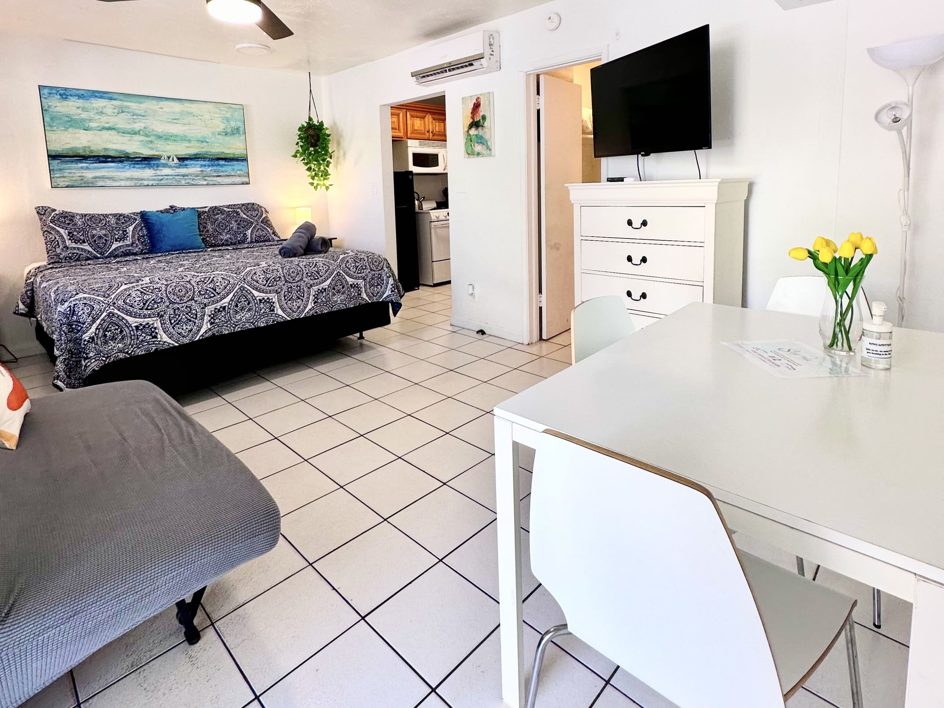 Southwinds #2 for 3, King Studio for 3 w/ Kitchen — Hollywood, FL — vacation rental