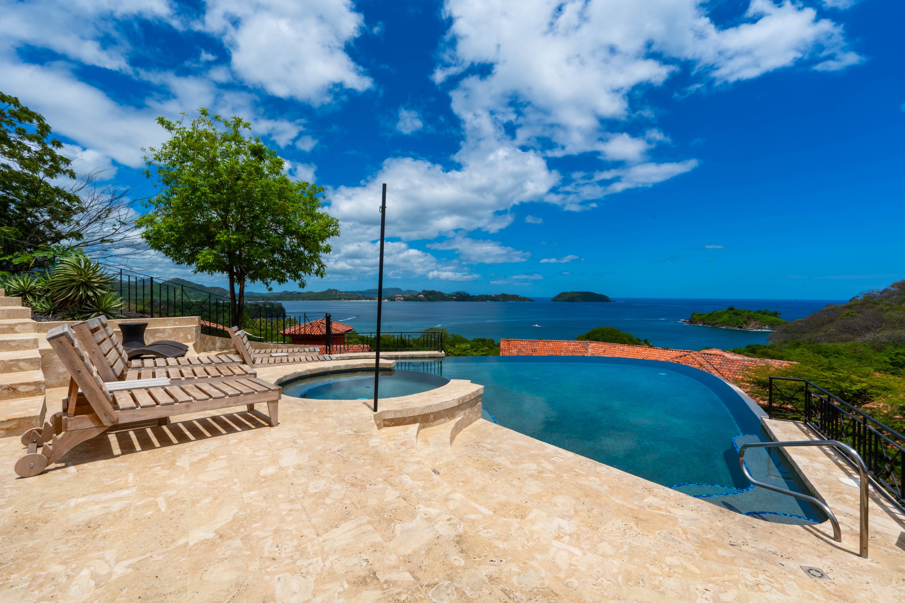 Infinity Pool, Pacific Views & Concierge — Playa Potrero, Provincia de Guanacaste — vacation rental