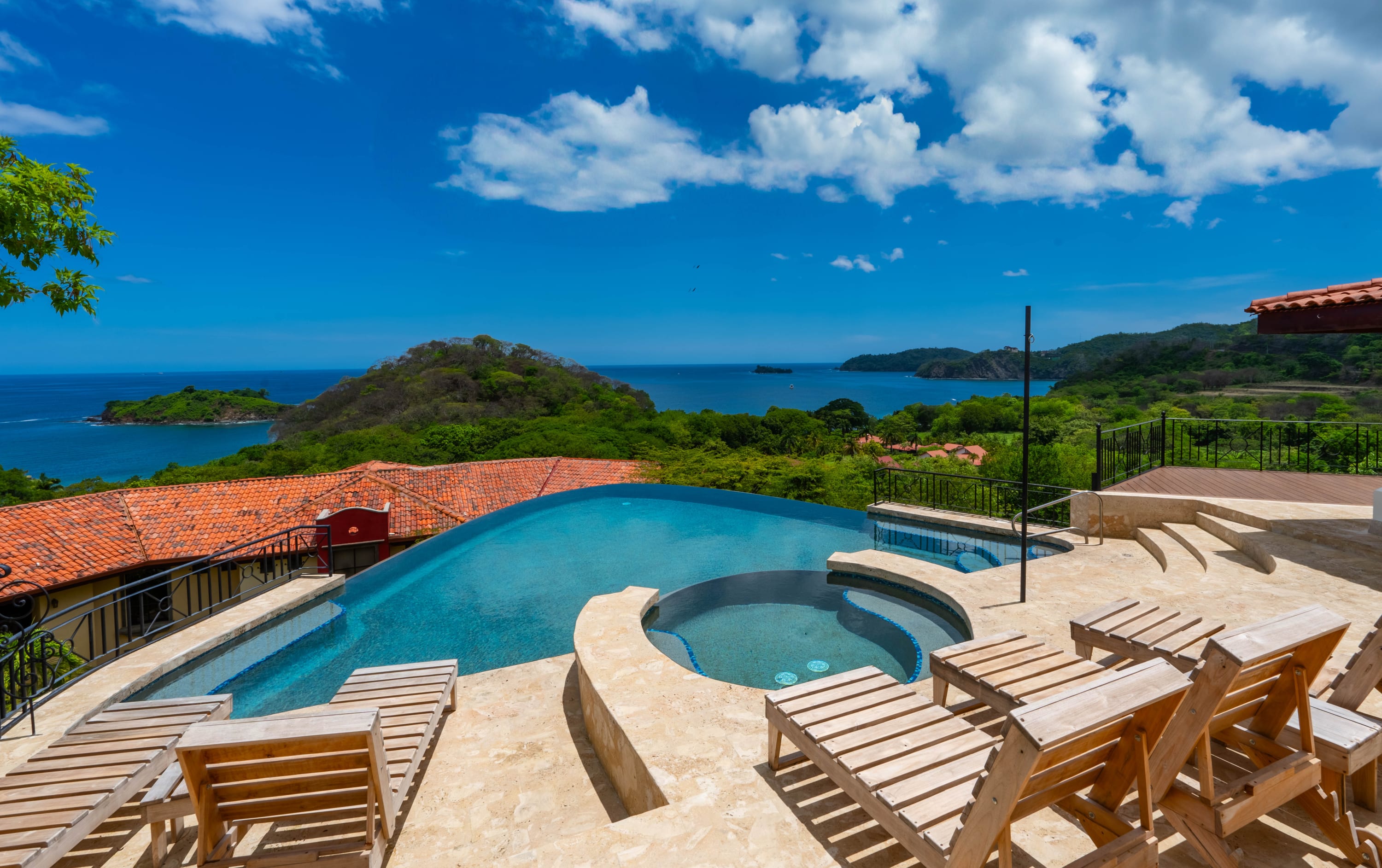 Private Villa, Infinity Pool, 2 Quiet Beaches — Playa Potrero, Provincia de Guanacaste — vacation rental