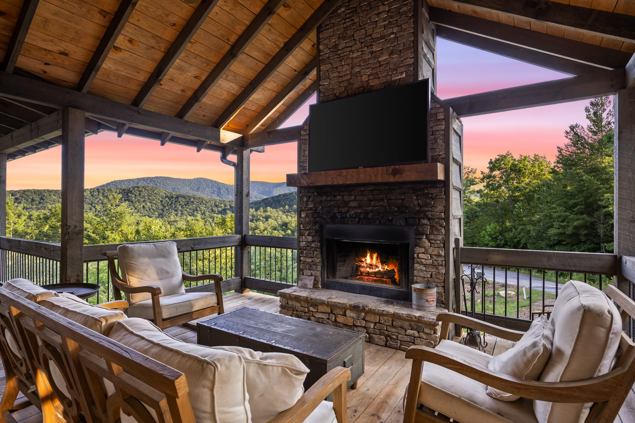 Surreal Views~Outdoor Fireplace Pool Table&Hot Tub