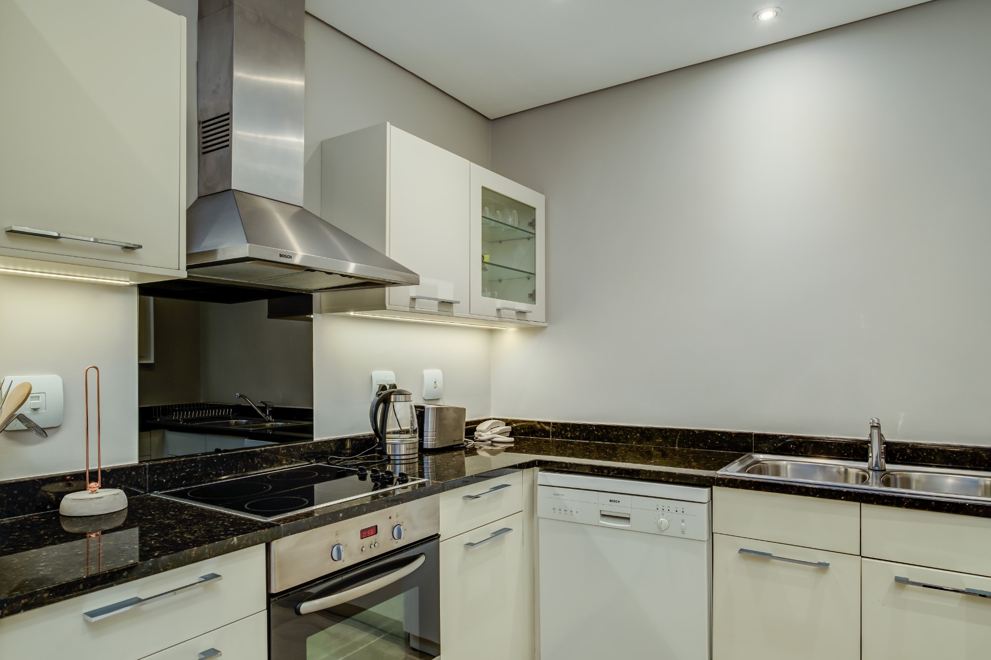 Modern Waterfront Apartment w Canal Views Gulmarn 201 9