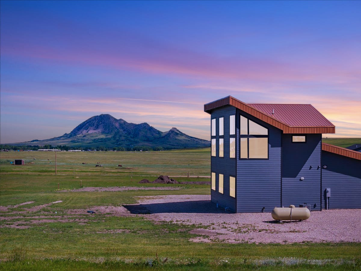 Bear Butte Luxury Retreat~ Hot Tub~ 10 Mins to DT