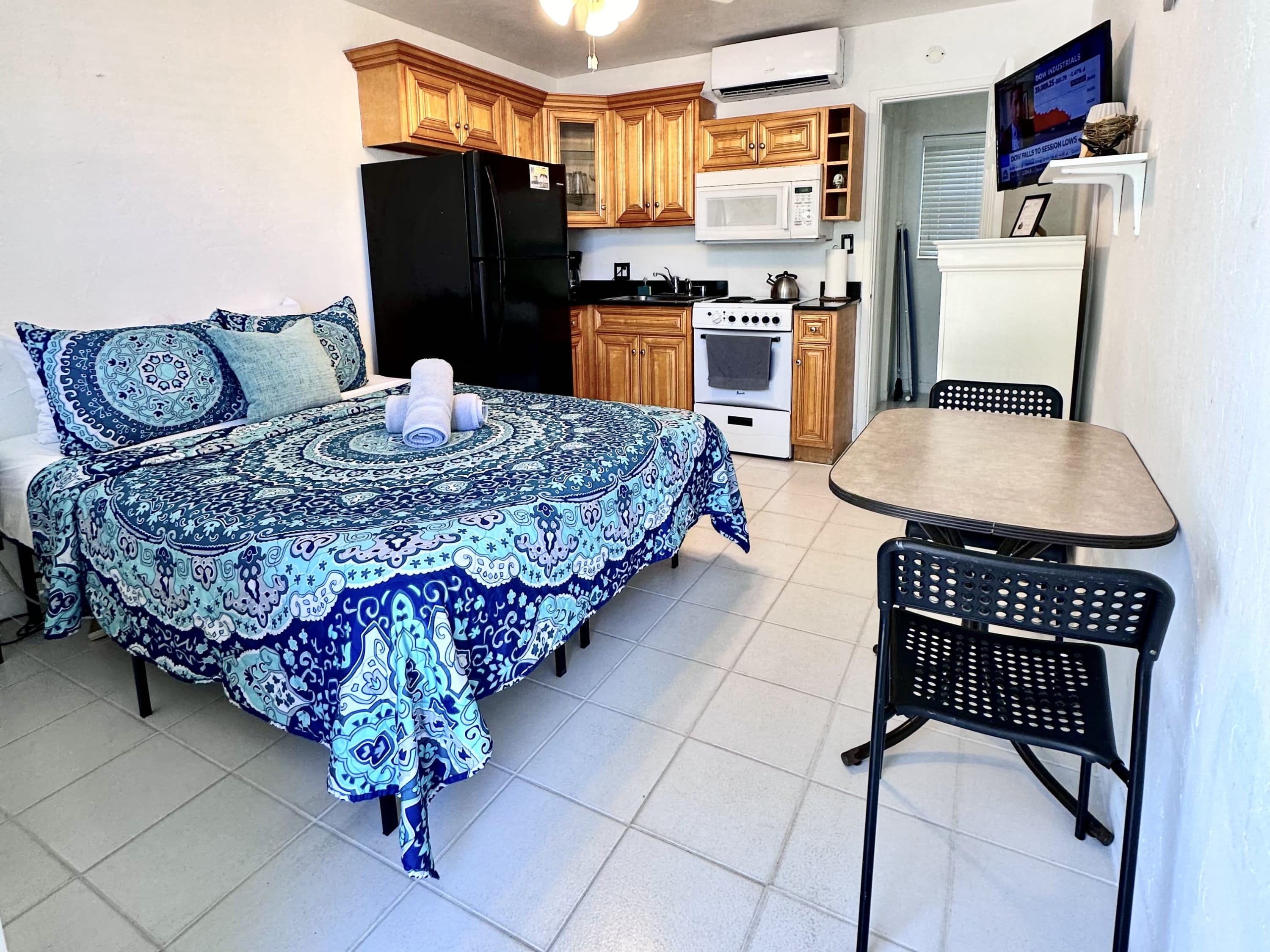 Southwinds #3 for 2, Queen Studio, Steps to Beach