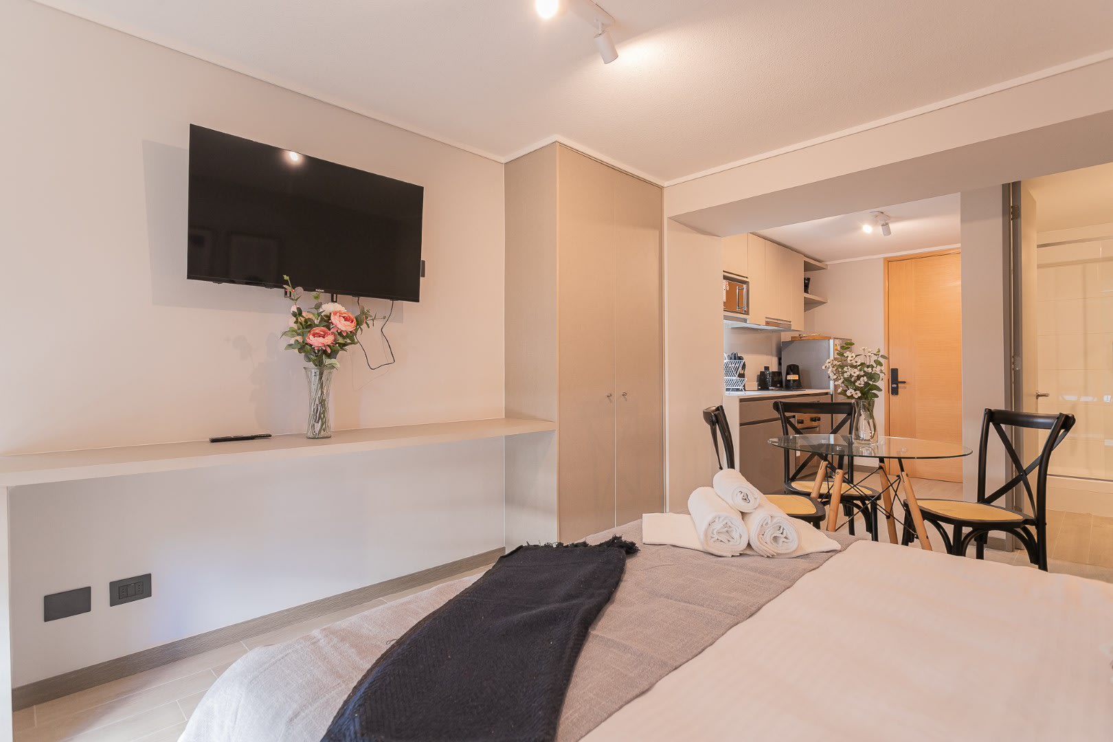Charming studio with modern amenities, featuring a cozy dining area and a sleek kitchenette for a comfortable stay.
