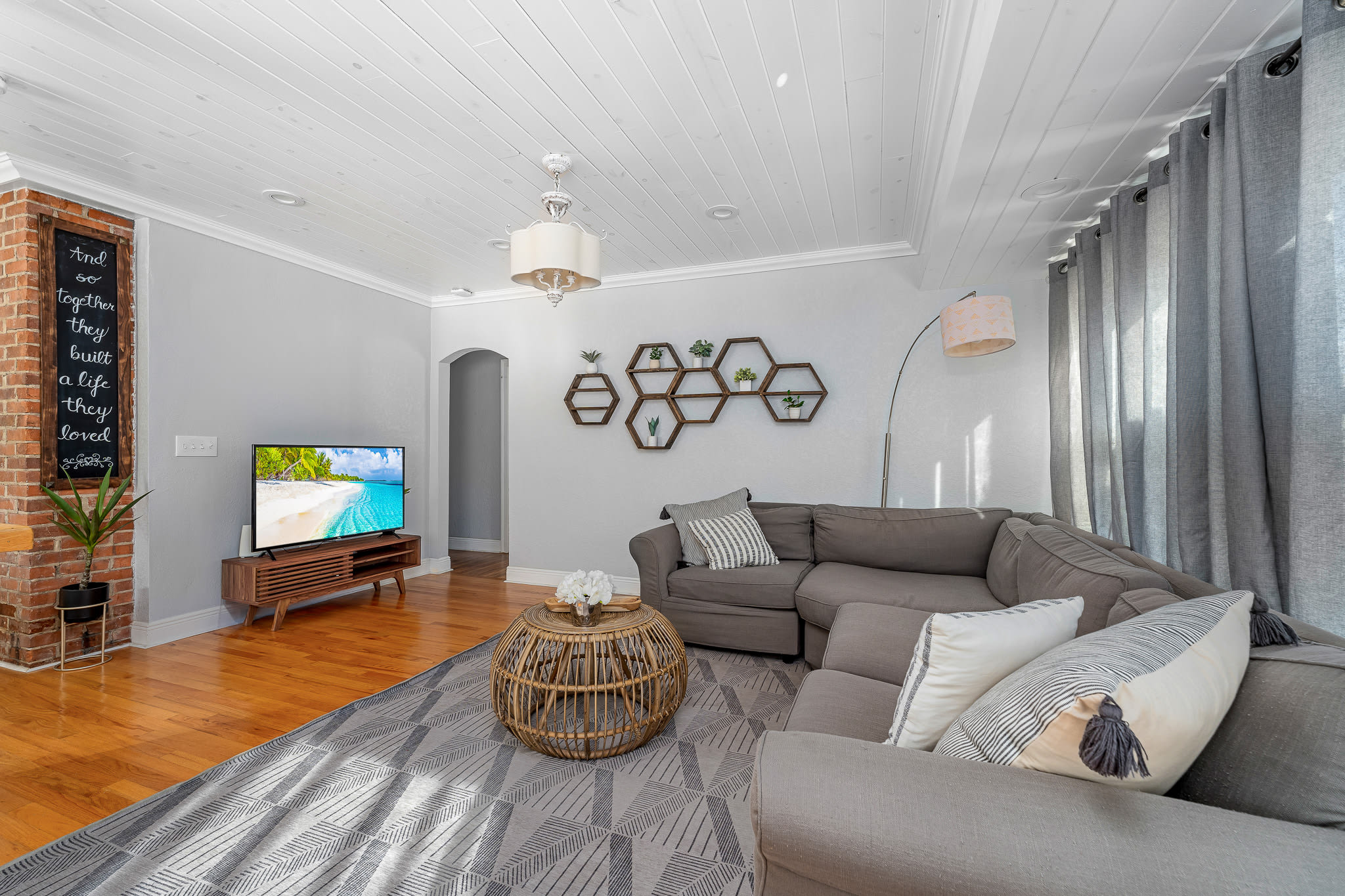 Tiny home w/outdoor kitchen & walk‑in shower