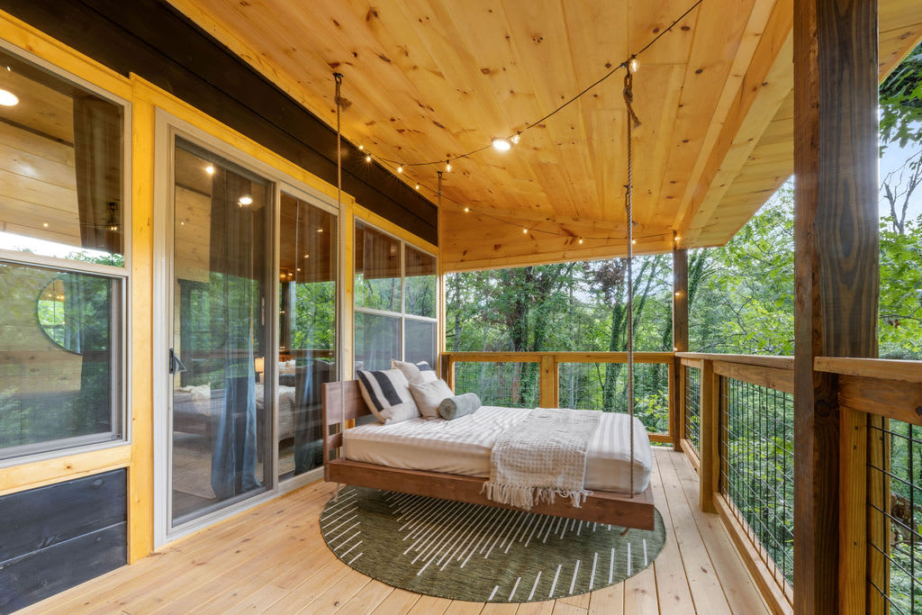 Rustic Cabin Retreat・Sleeps 10・Indoor Pool・Hot Tub — Sevierville, TN — vacation rental