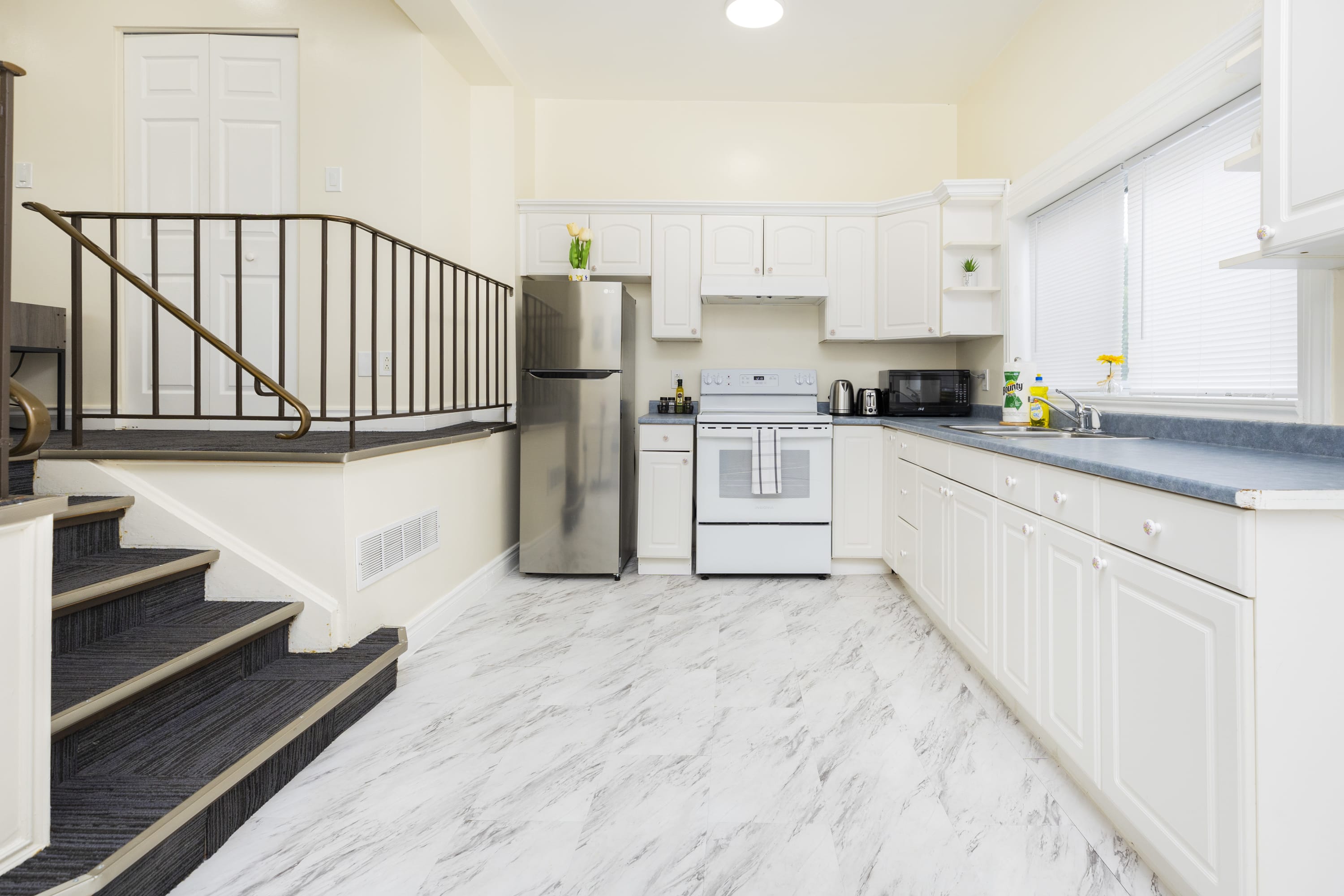 Pet Friendly Apartment Unit in Chinatown | Photo 4