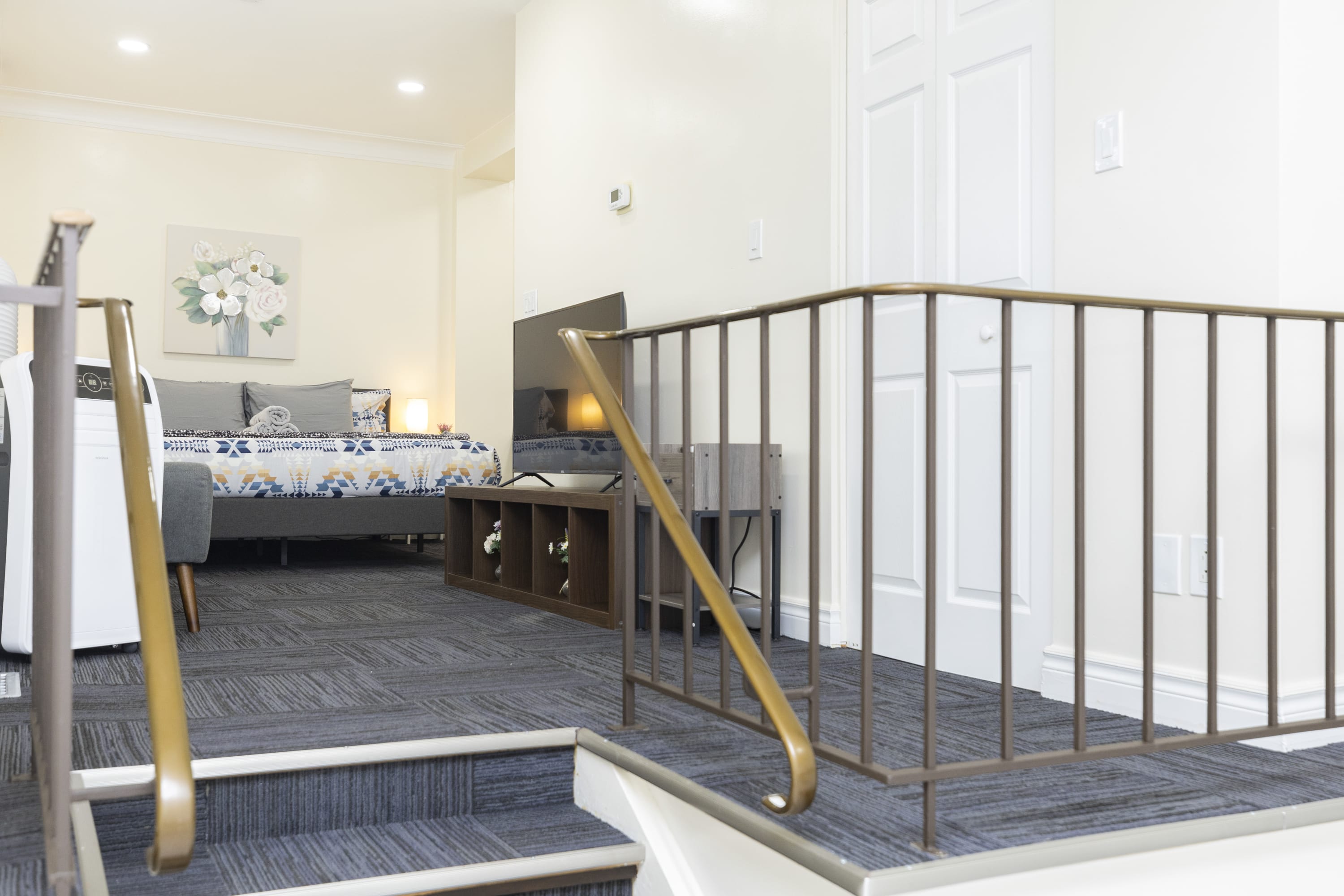 Pet Friendly Apartment Unit in Chinatown | Photo 2