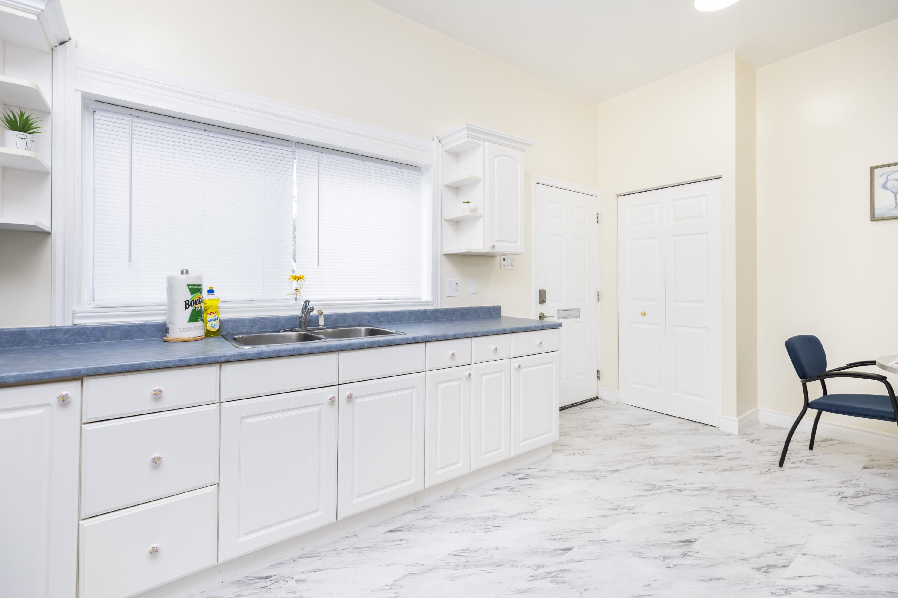 Pet Friendly Apartment Unit in Chinatown | Photo 6