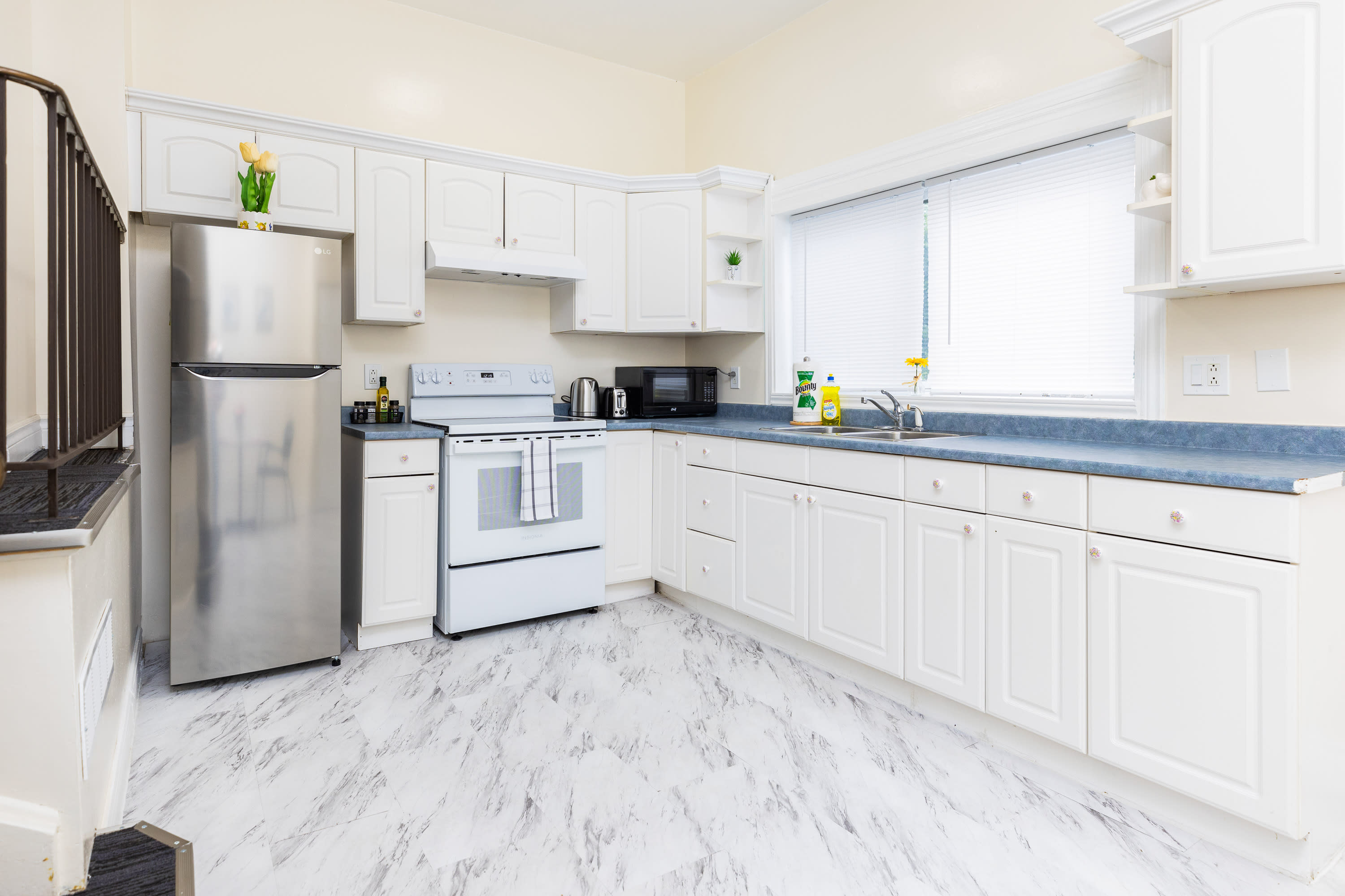 Pet Friendly Apartment Unit in Chinatown | Photo 10