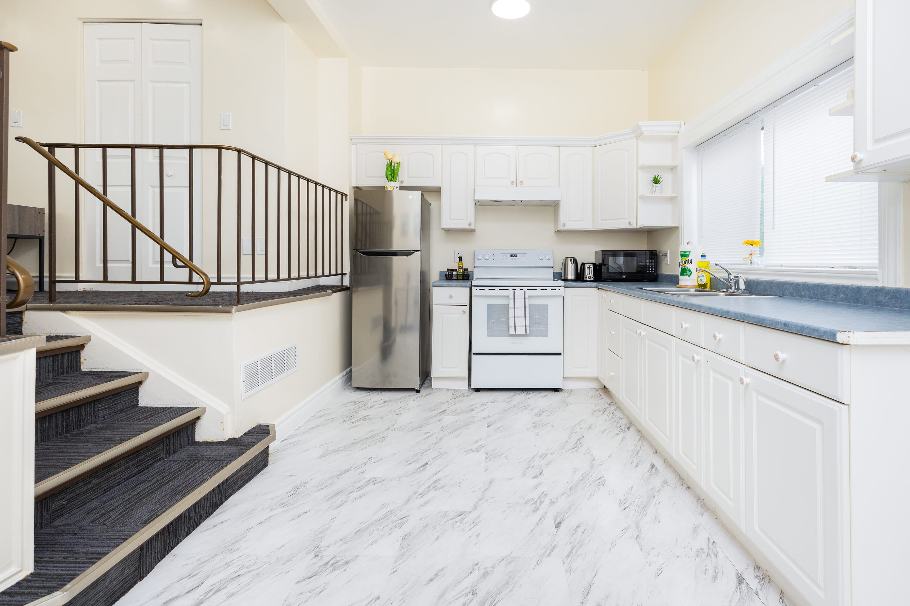 Pet Friendly Apartment Unit in Chinatown | Photo 16