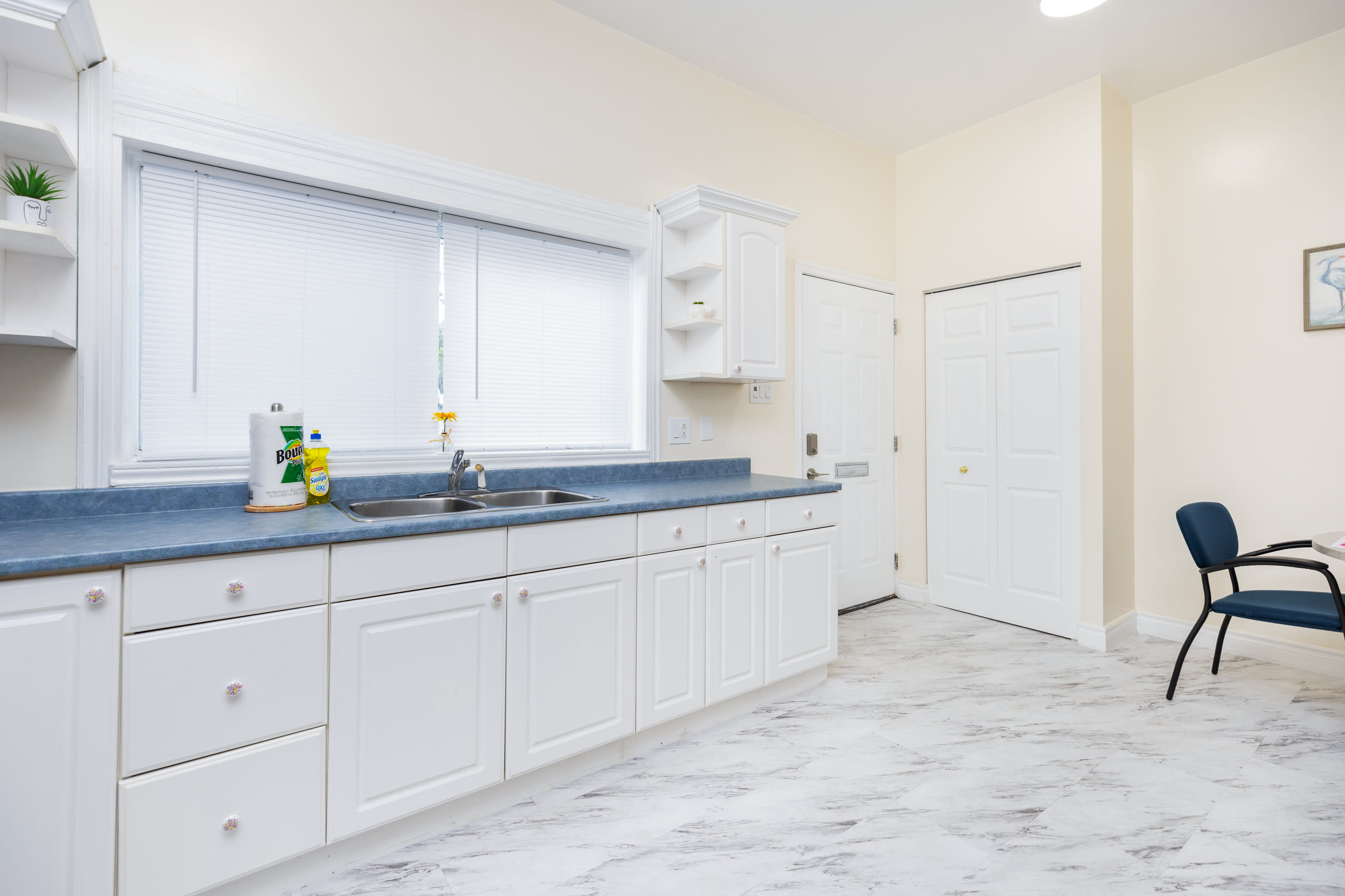 Pet Friendly Apartment Unit in Chinatown | Photo 13