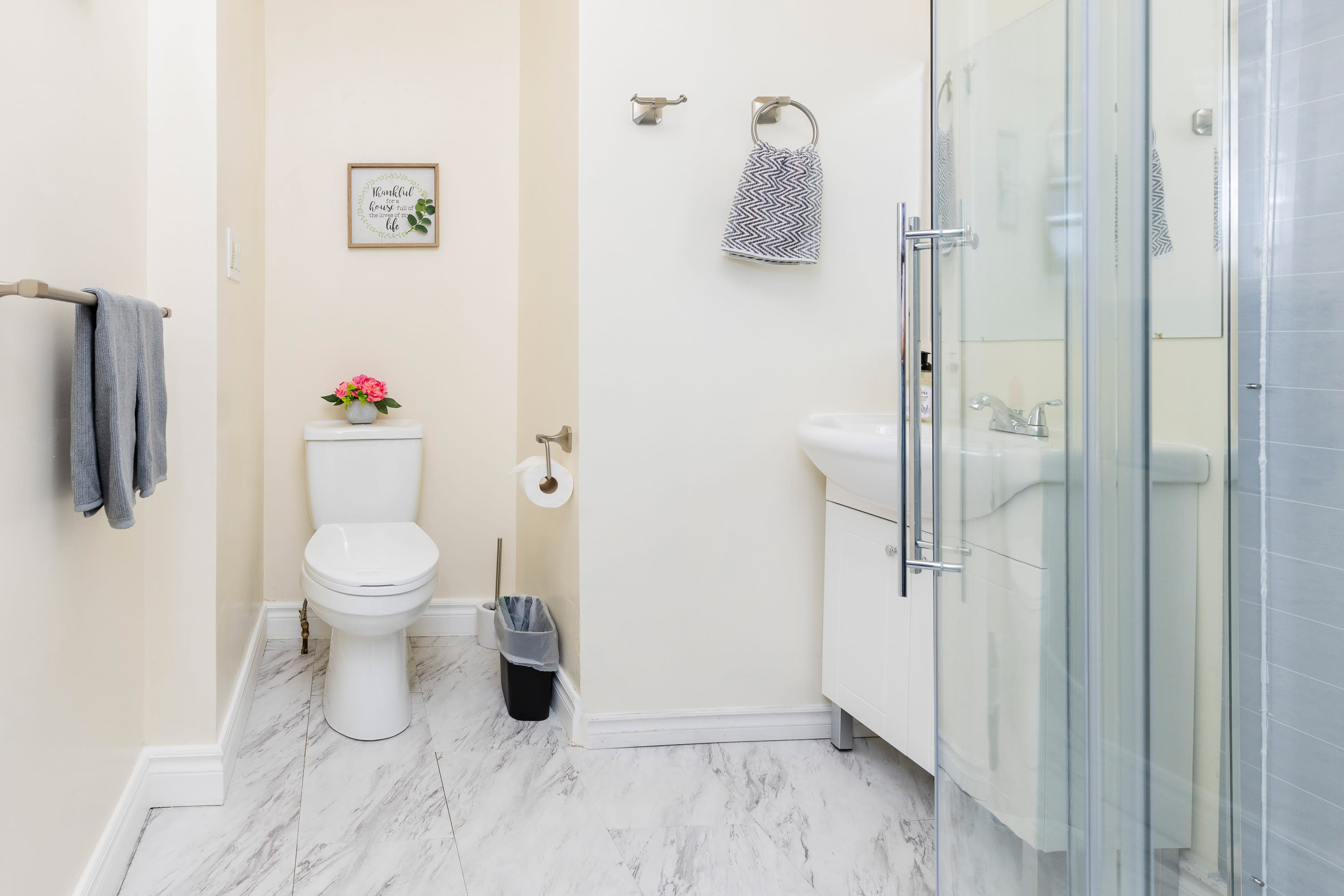 Pet Friendly Apartment Unit in Chinatown | Photo 22