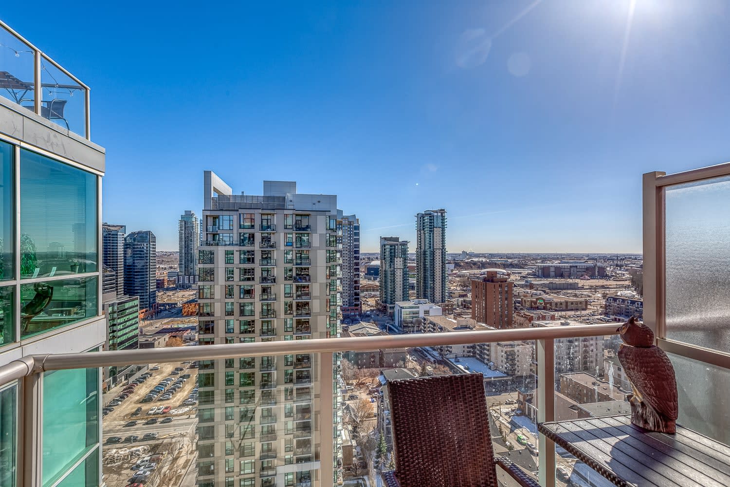 Stylish Condo with Balcony in Downtown Calgary 4