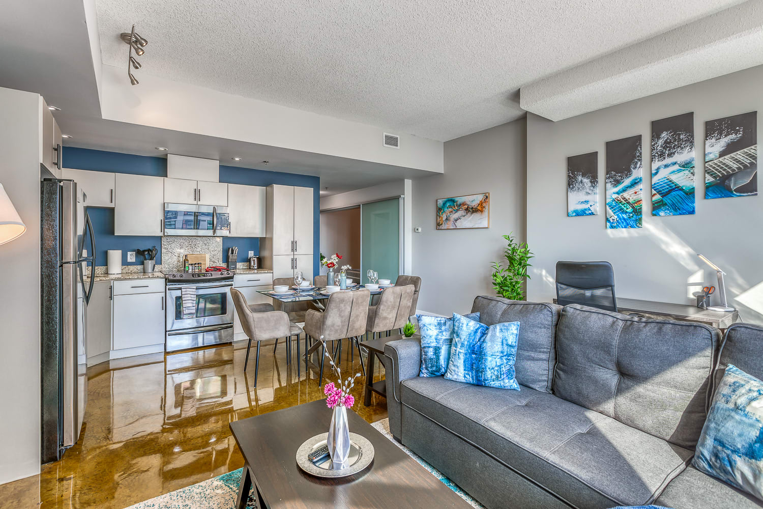 Stylish Condo with Balcony in Downtown Calgary 6