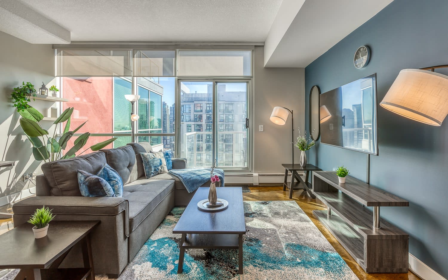 Stylish 2BR Condo with Balcony Downtown Calgary