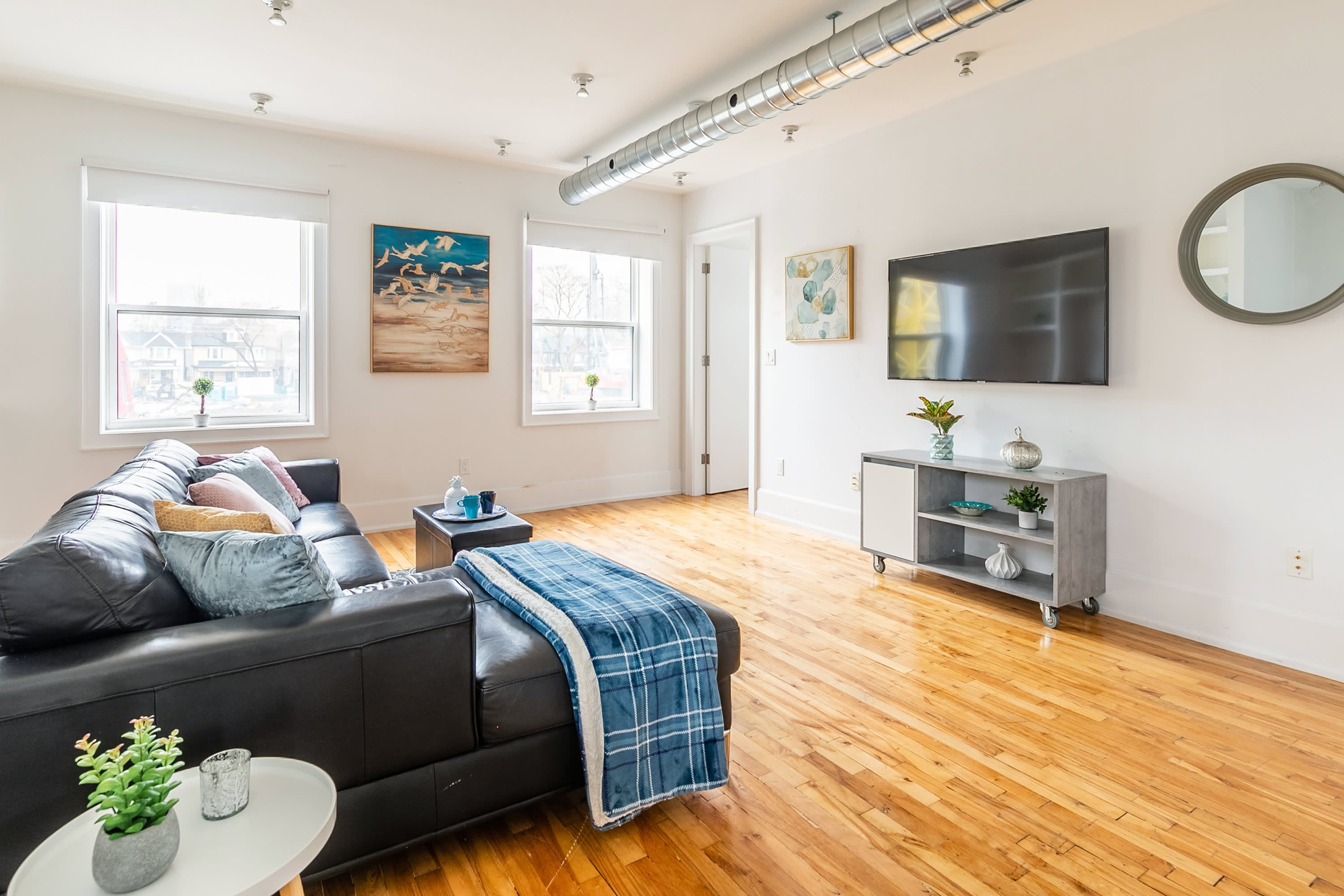 Stylish 2BR Suite w Portable AC Leslieville